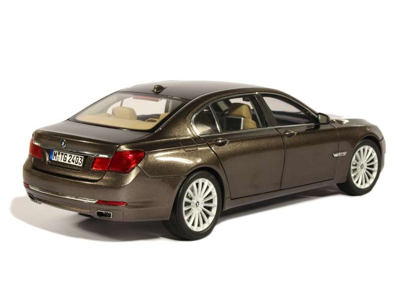 BMW 750Li F02 2013 KYOSHO DEALER SKAL 1/18 80432360452 - obrazek 3