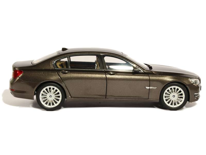 BMW 750Li F02 2013 KYOSHO DEALER SKAL 1/18 80432360452 - obrazek 5