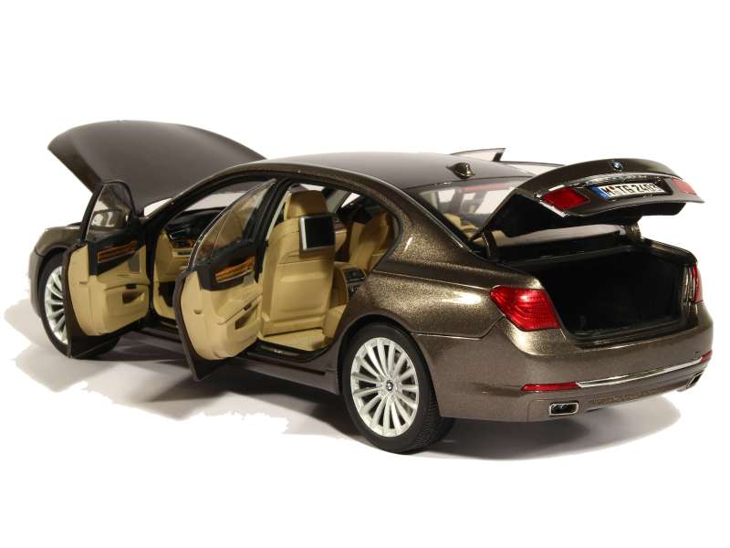 BMW 750Li F02 2013 KYOSHO DEALER SKAL 1/18 80432360452 - obrazek 7