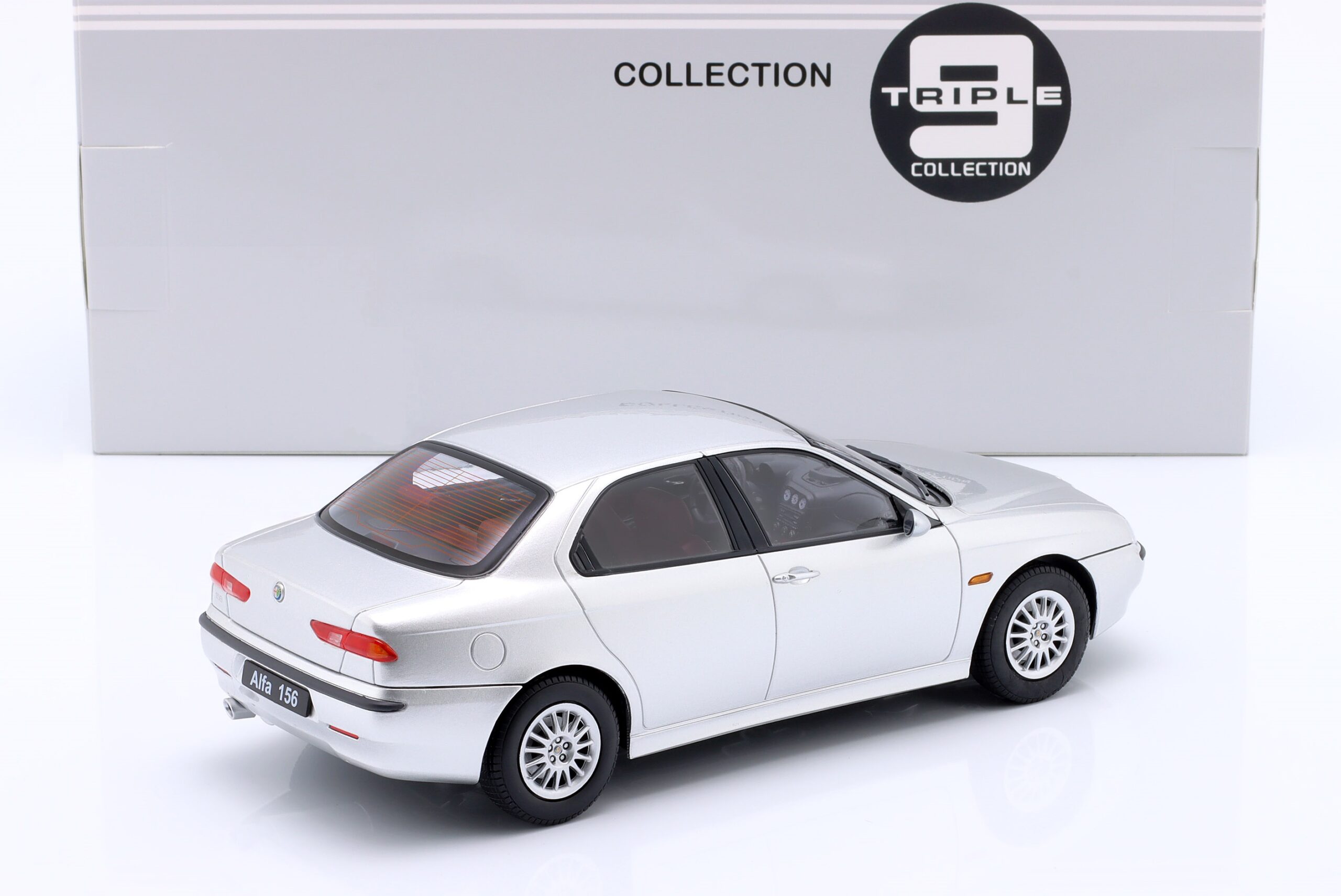 ALFA ROMEO 156 1998 1/18 Silver metallic TRIPLE9 T9-1800513 - obrazek 4