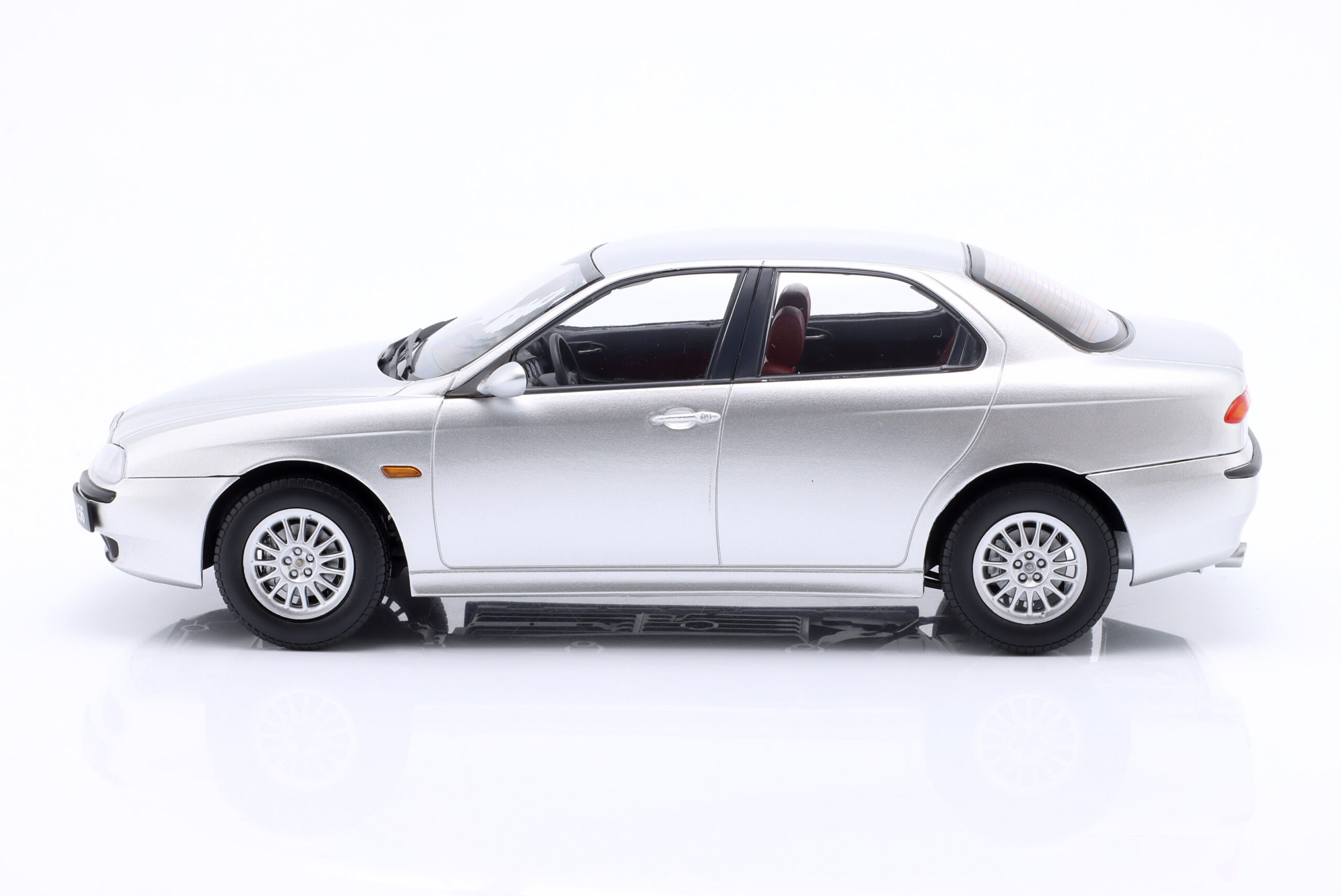 ALFA ROMEO 156 1998 1/18 Silver metallic TRIPLE9 T9-1800513 - obrazek 5