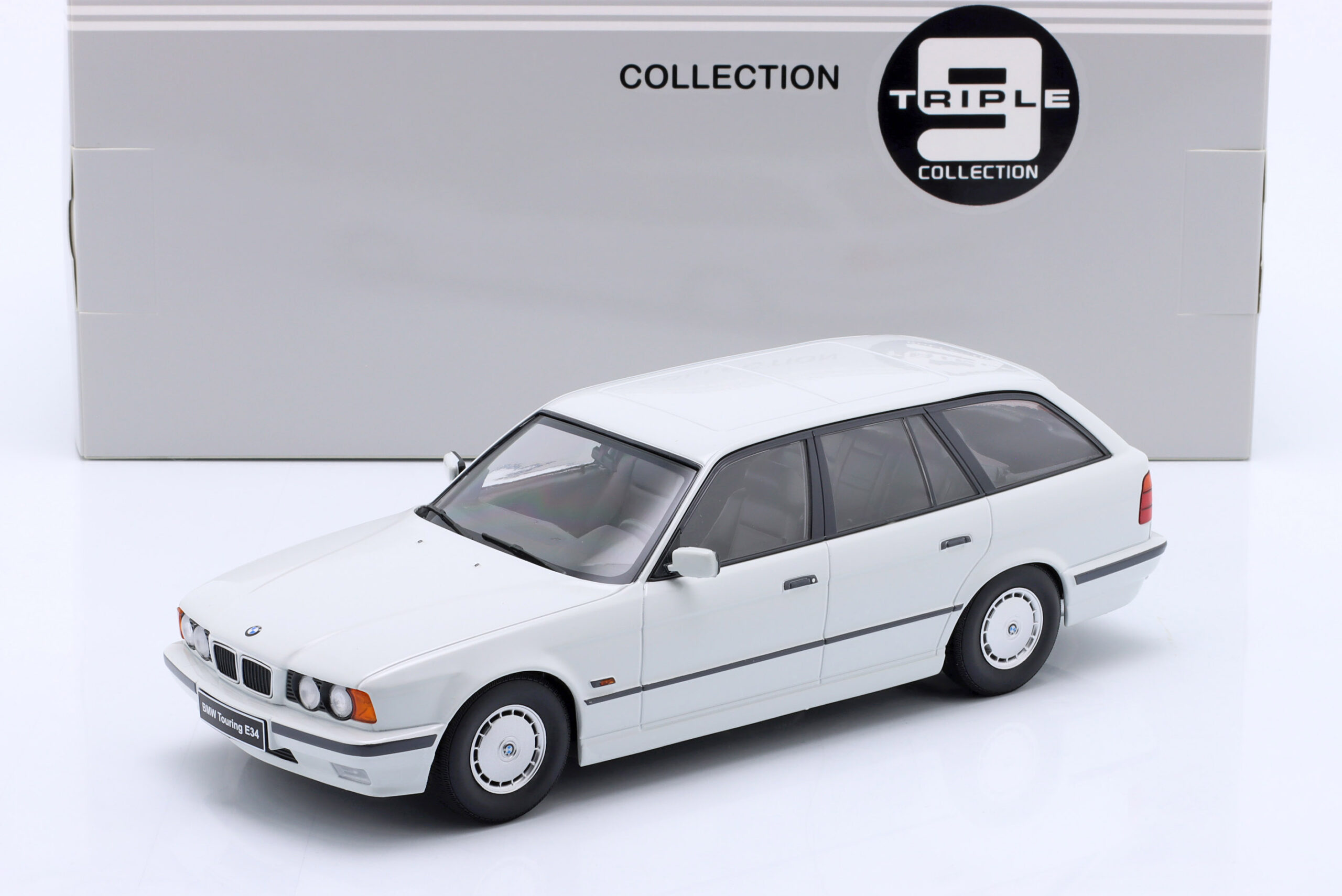 TRIPLE9 BMW 5-Series (E34) Touring 1996 Alpine white 1/18 T9-1800404 - obrazek 2
