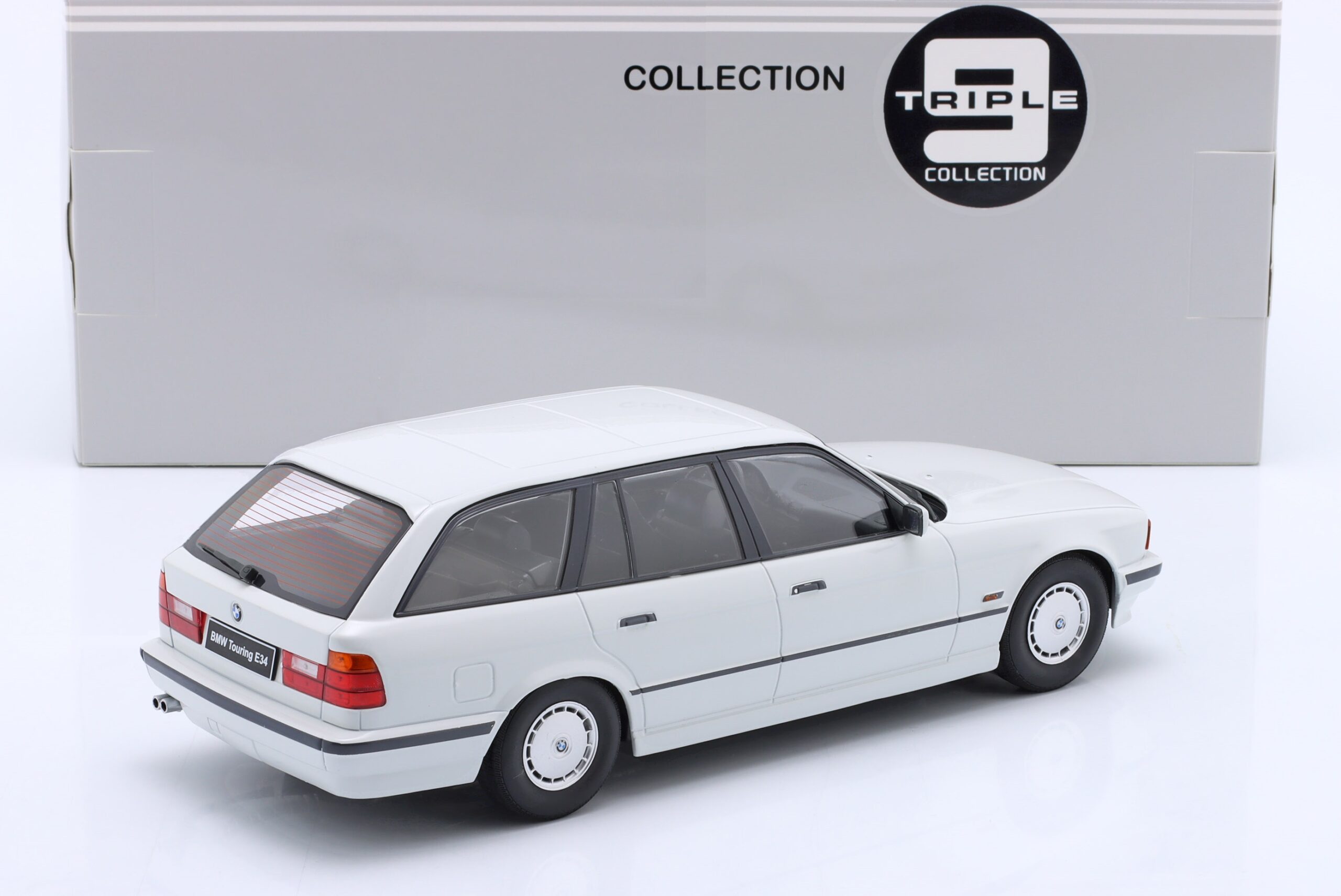 TRIPLE9 BMW 5-Series (E34) Touring 1996 Alpine white 1/18 T9-1800404 - obrazek 3