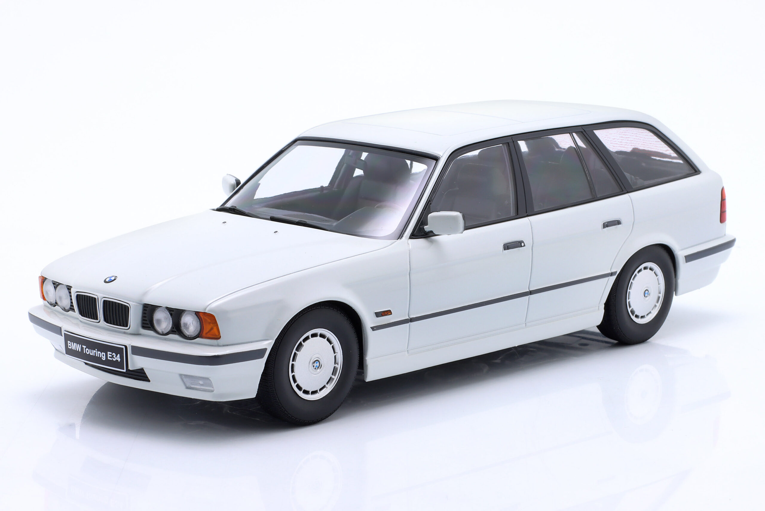 TRIPLE9 BMW 5-Series (E34) Touring 1996 Alpine white 1/18 T9-1800404