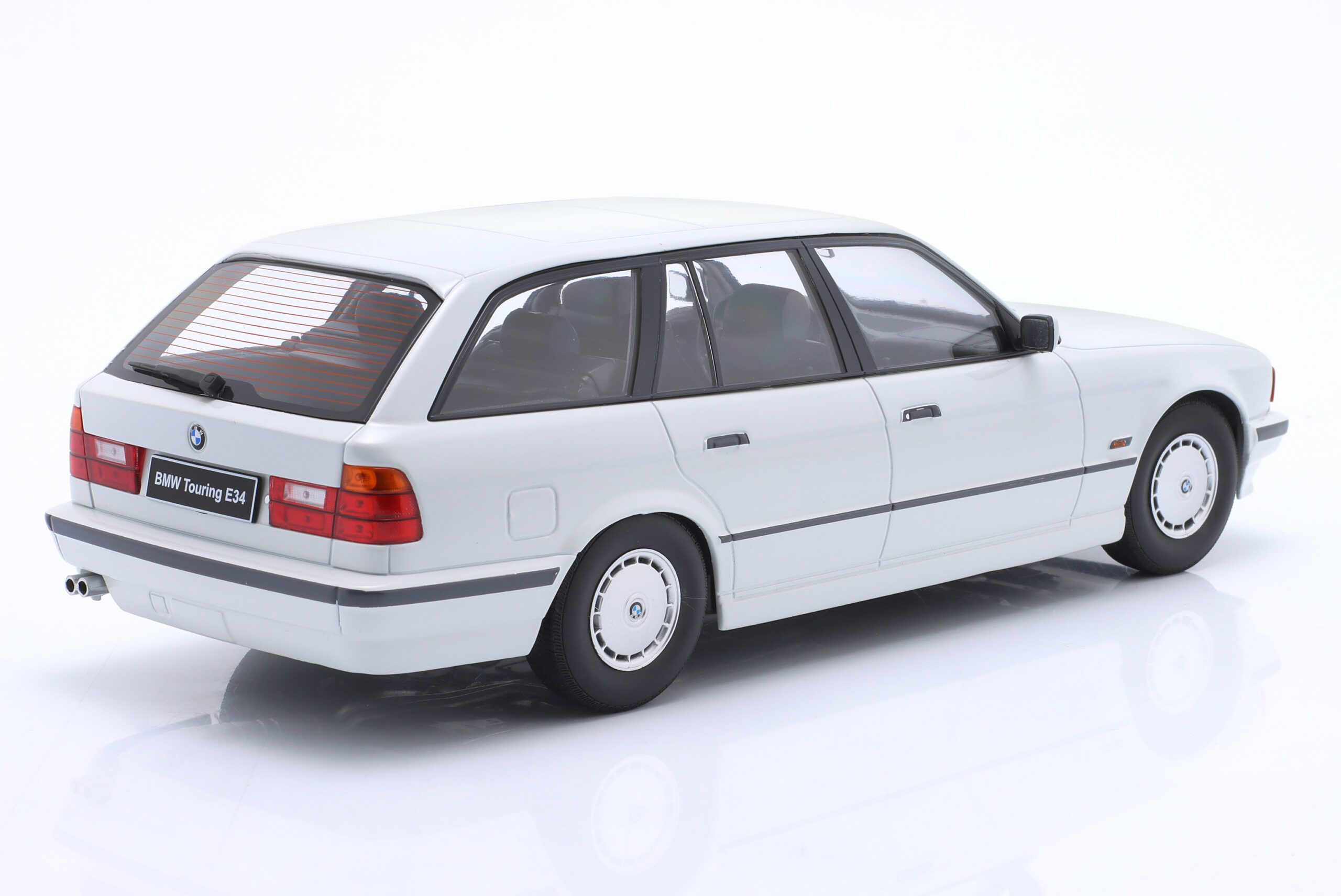 TRIPLE9 BMW 5-Series (E34) Touring 1996 Alpine white 1/18 T9-1800404 - obrazek 5