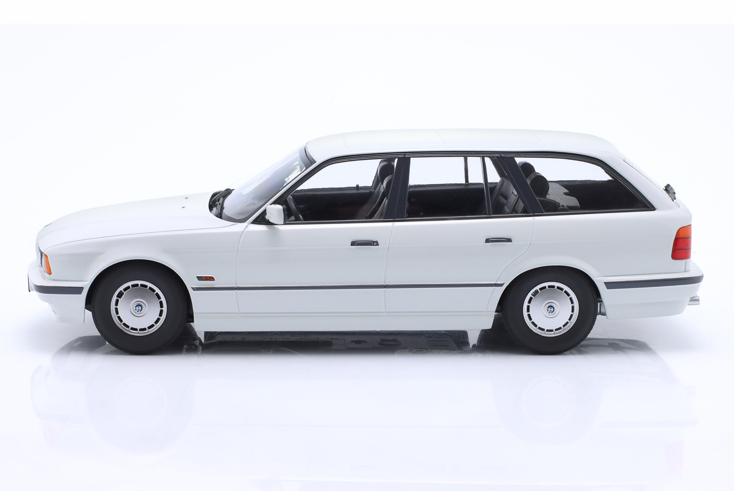 TRIPLE9 BMW 5-Series (E34) Touring 1996 Alpine white 1/18 T9-1800404 - obrazek 6