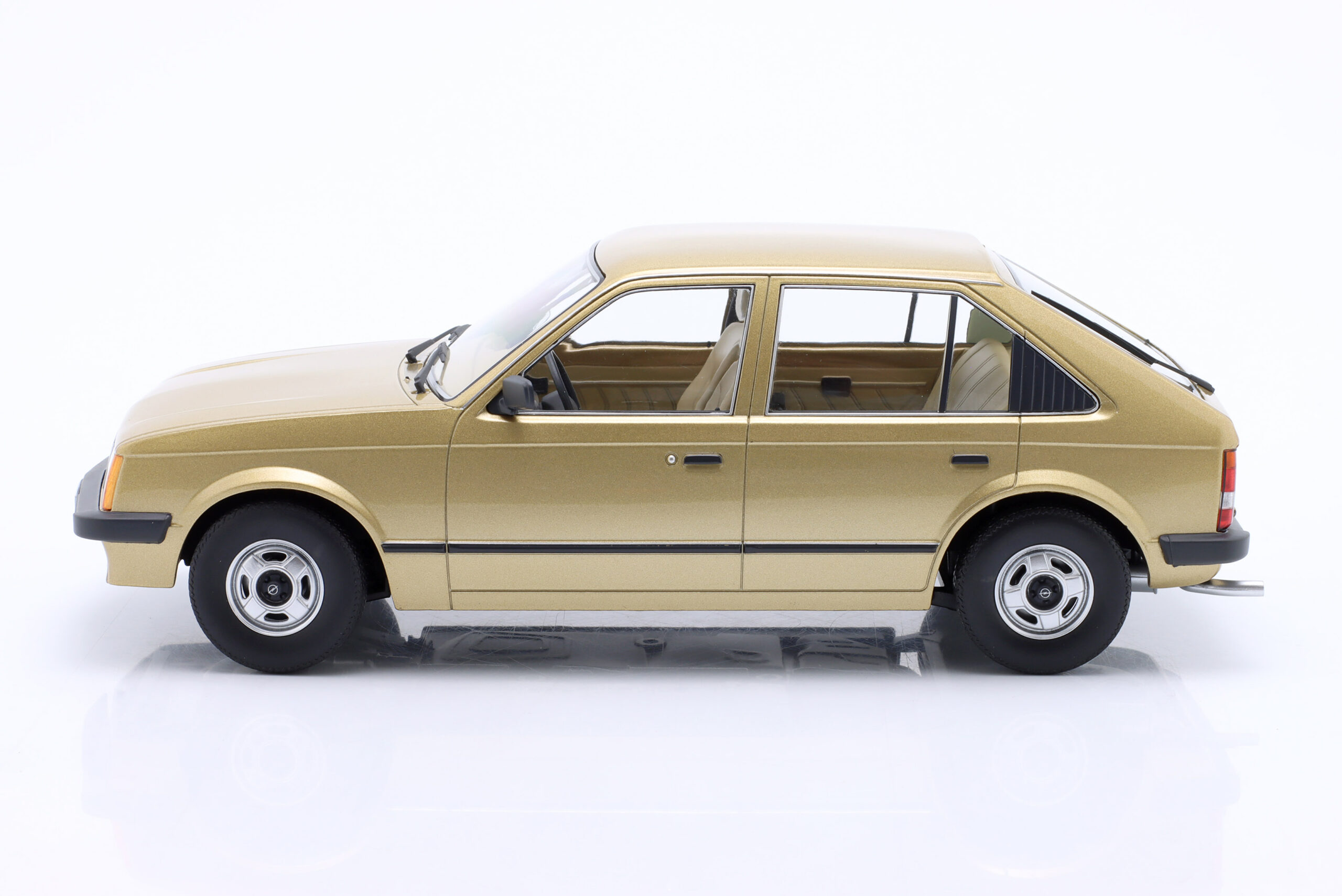 TRIPLE9 OPEL KADETT D 1984 Gold metallic 1:18 T9-1800422 - obrazek 6