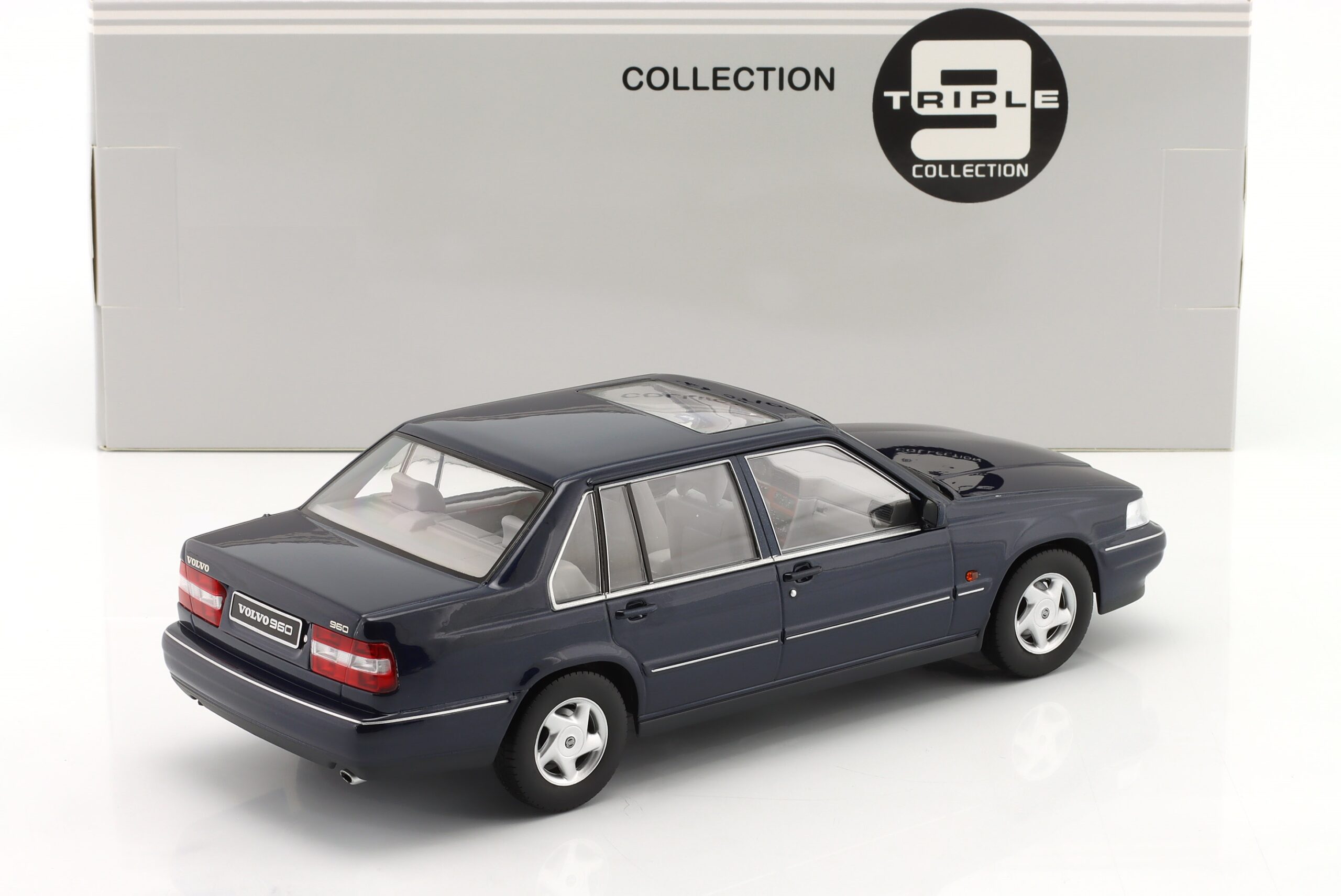 TRIPLE9 VOLVO 960 1996 Dark Blue metallic 1:18 T9-1800302 - obrazek 4