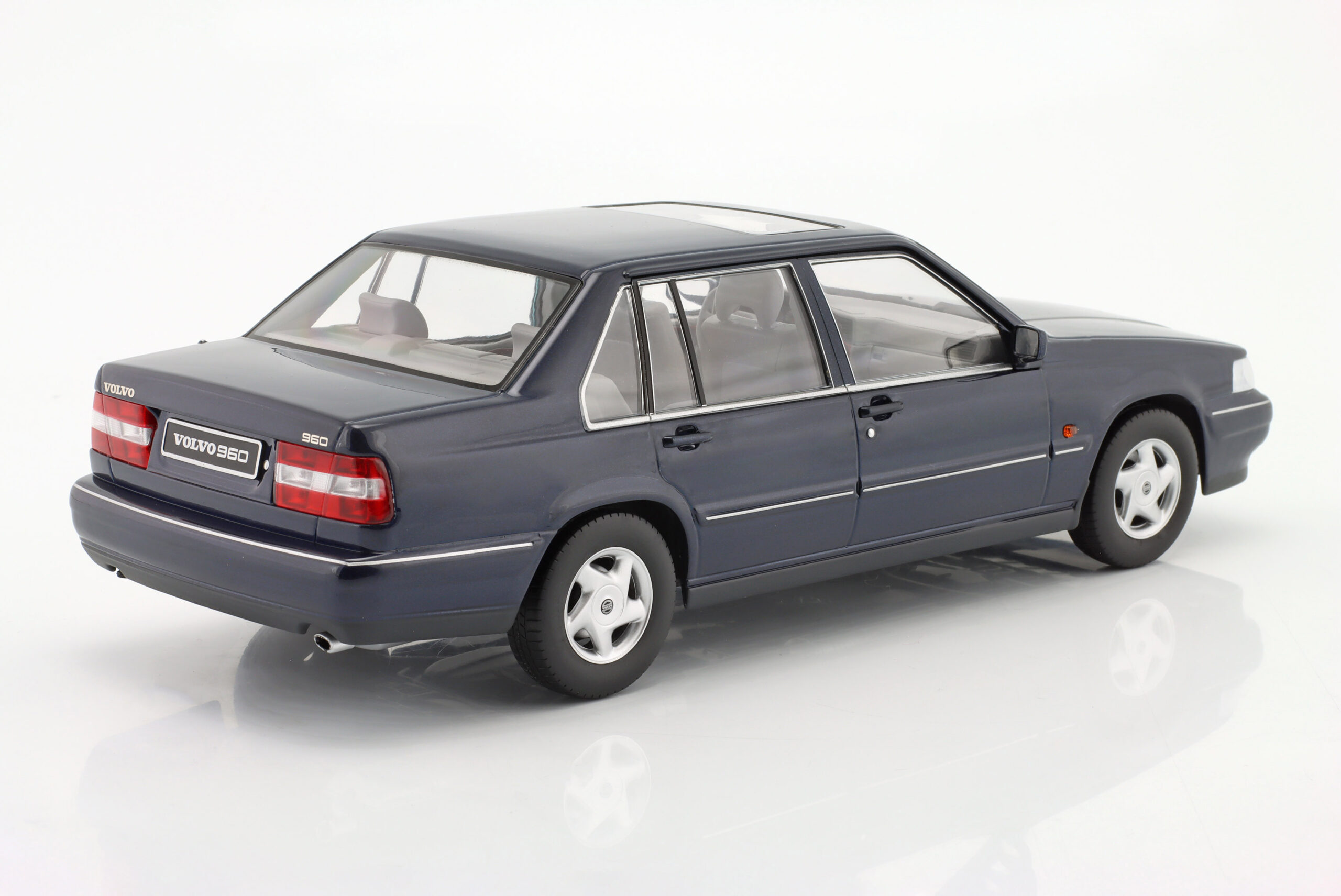 TRIPLE9 VOLVO 960 1996 Dark Blue metallic 1:18 T9-1800302 - obrazek 6