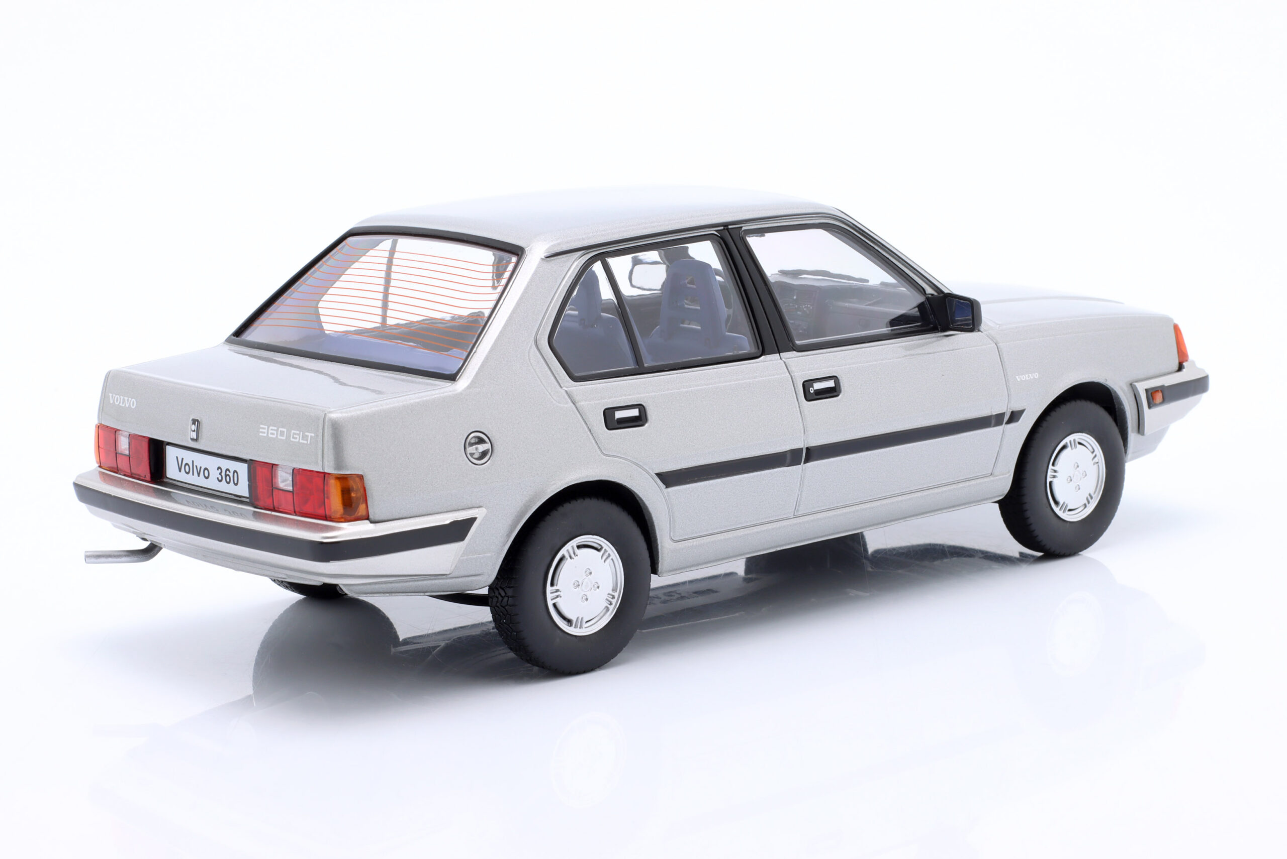 TRIPLE9 VOLVO 360 1987 Silvergrey metallic 1:18 T9-1800410 - obrazek 5
