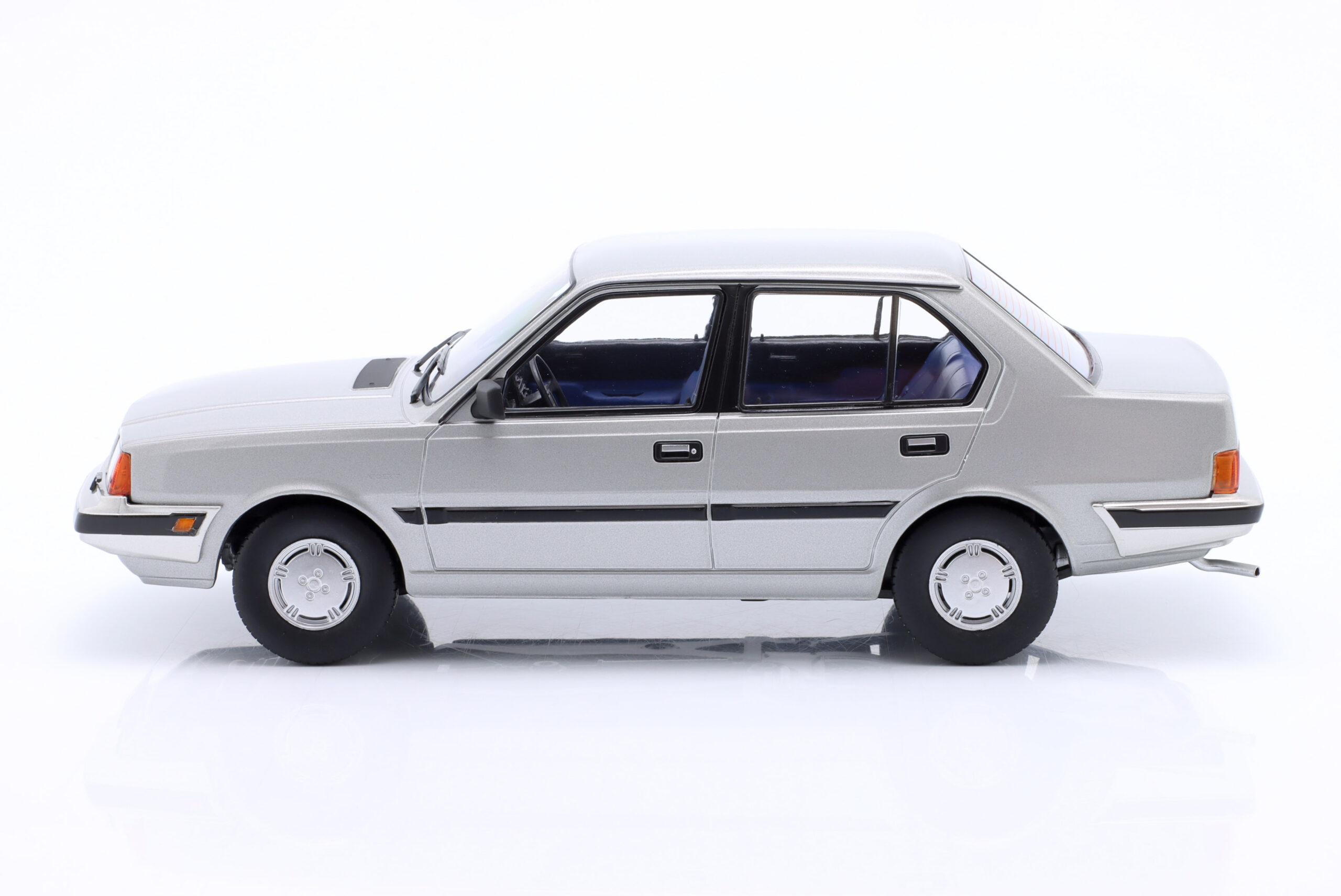 TRIPLE9 VOLVO 360 1987 Silvergrey metallic 1:18 T9-1800410 - obrazek 6