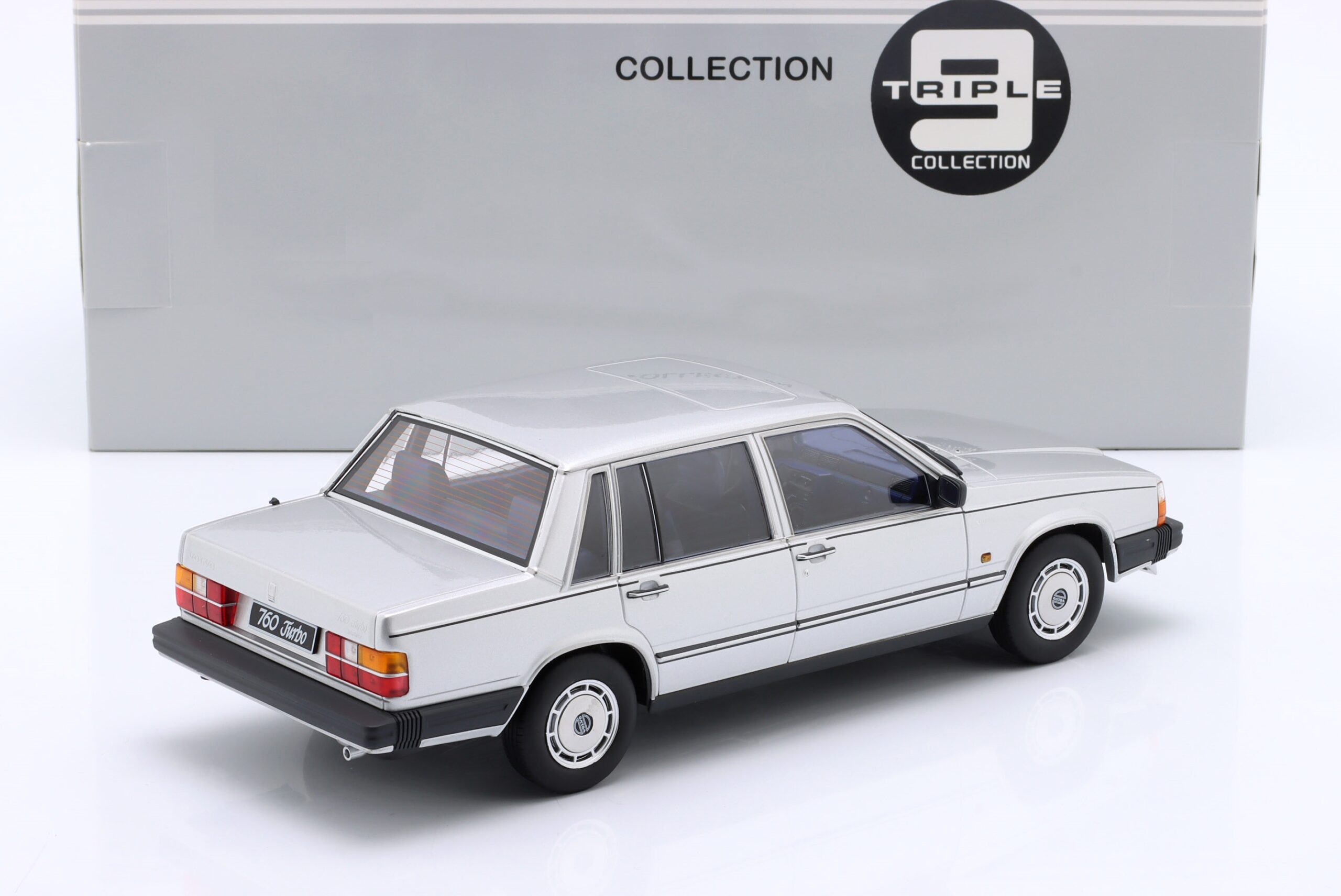 TRIPLE9 VOLVO 760 1985 Silver 1:18 T9-1800535 - obrazek 3
