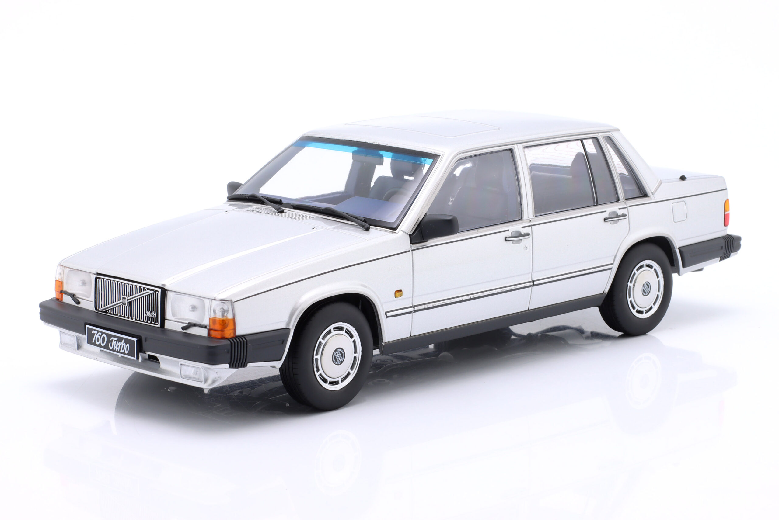 TRIPLE9 VOLVO 760 1985 Silver 1:18 T9-1800535