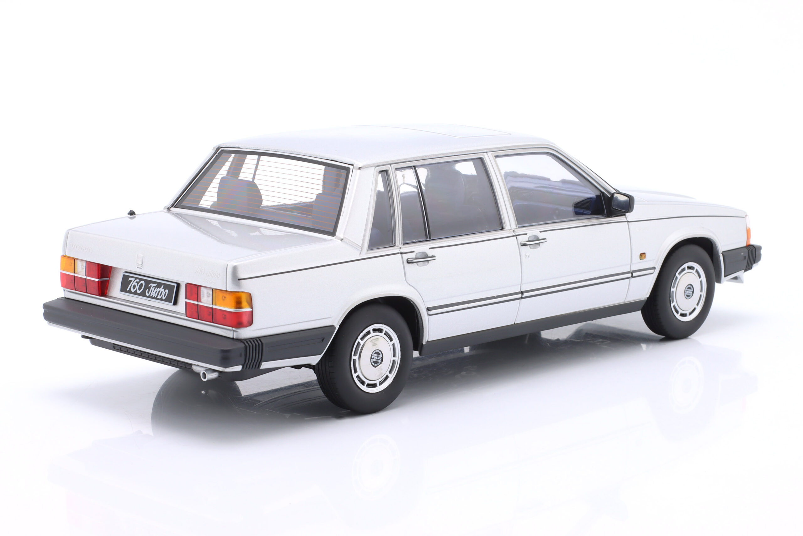 TRIPLE9 VOLVO 760 1985 Silver 1:18 T9-1800535 - obrazek 5