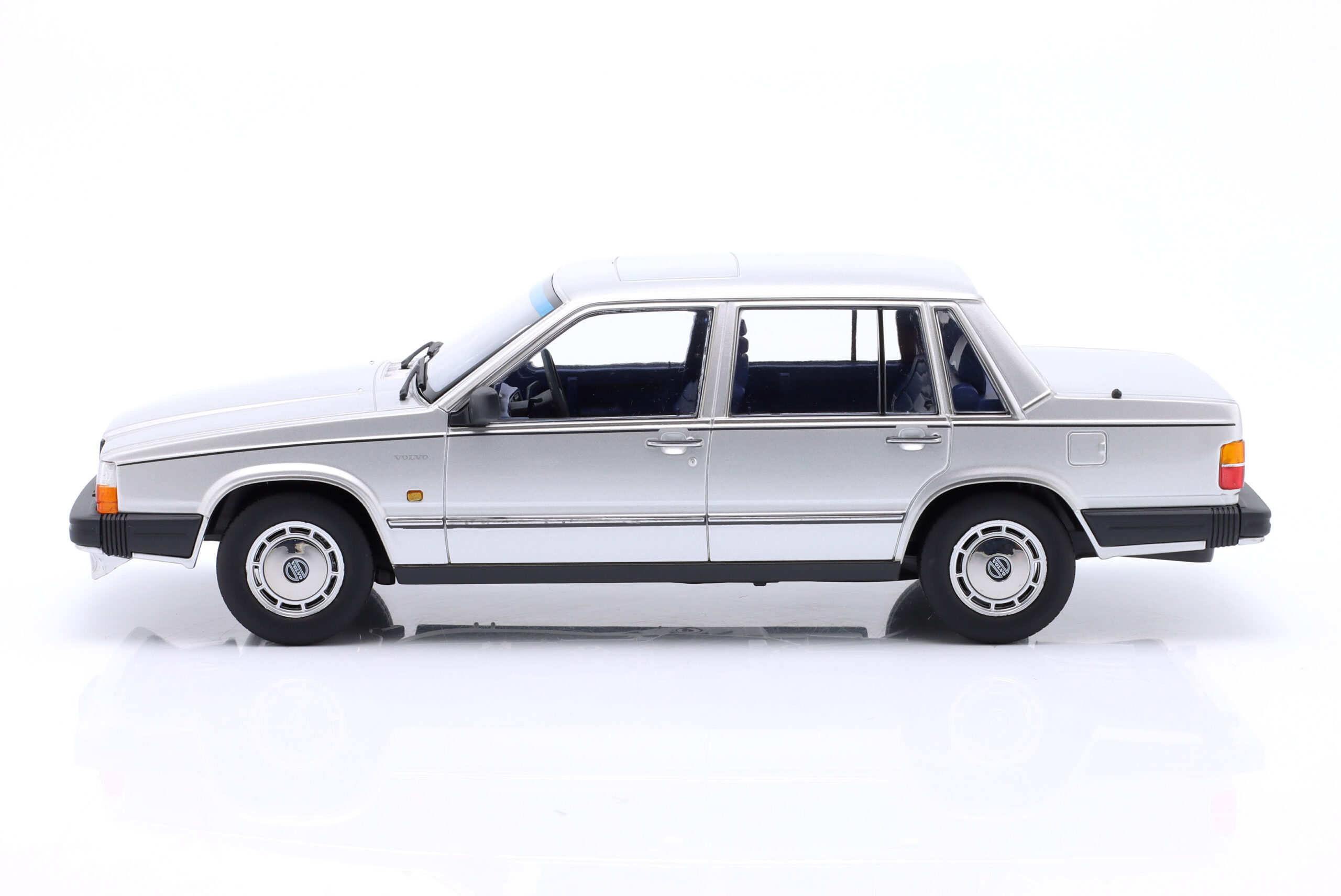 TRIPLE9 VOLVO 760 1985 Silver 1:18 T9-1800535 - obrazek 6