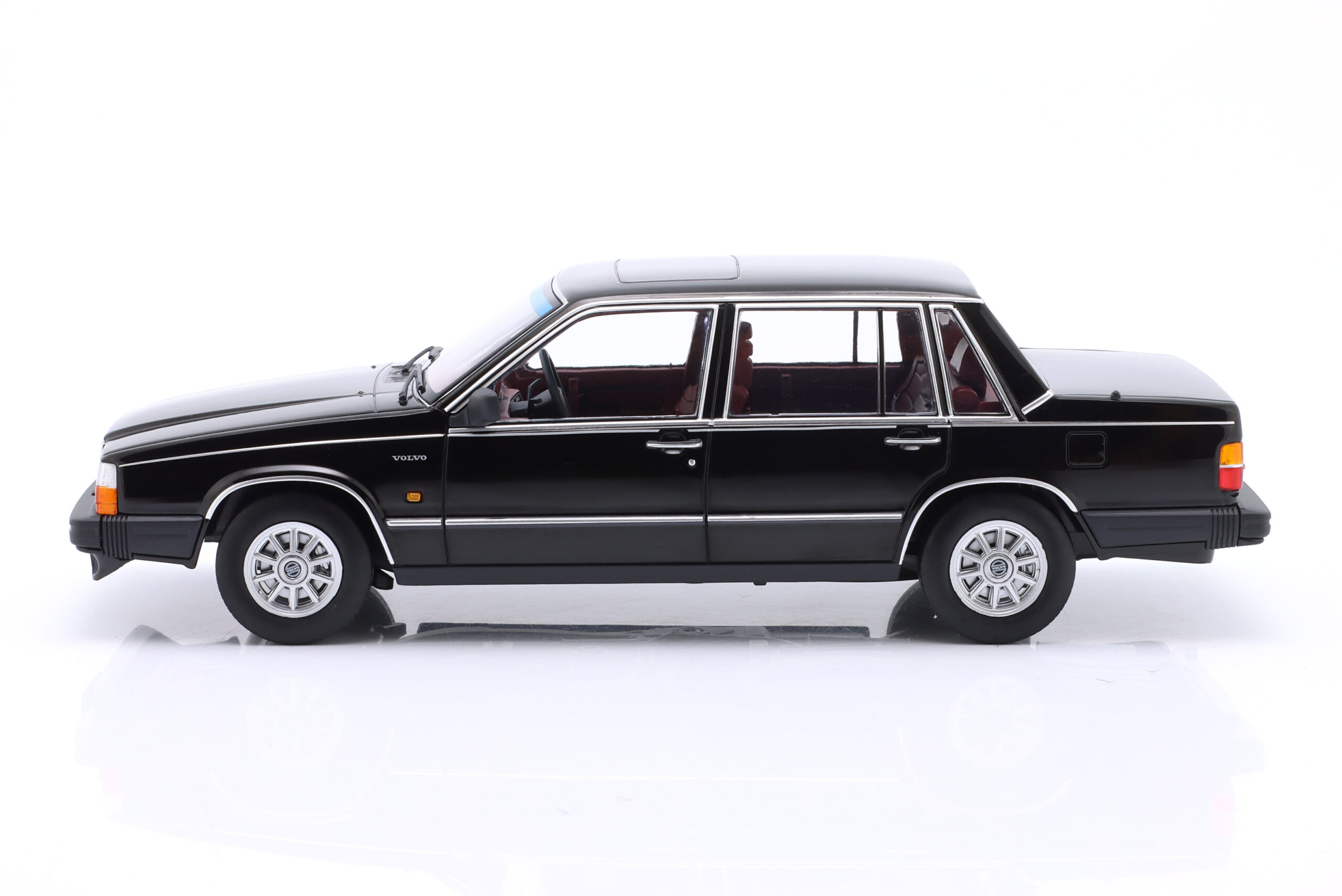 TRIPLE9 VOLVO 760 turbo 1985 Black 1:18 T9-1800530 - obrazek 6