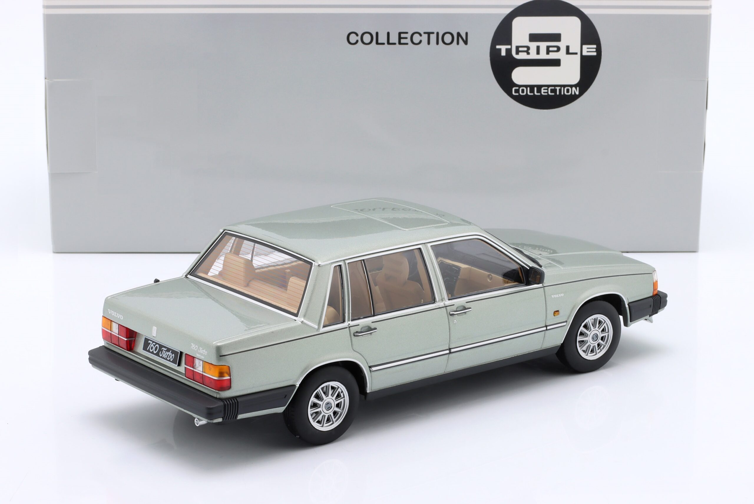 TRIPLE9 VOLVO 760 1985 Light green metallic 1:18 T9-1800531 - obrazek 3