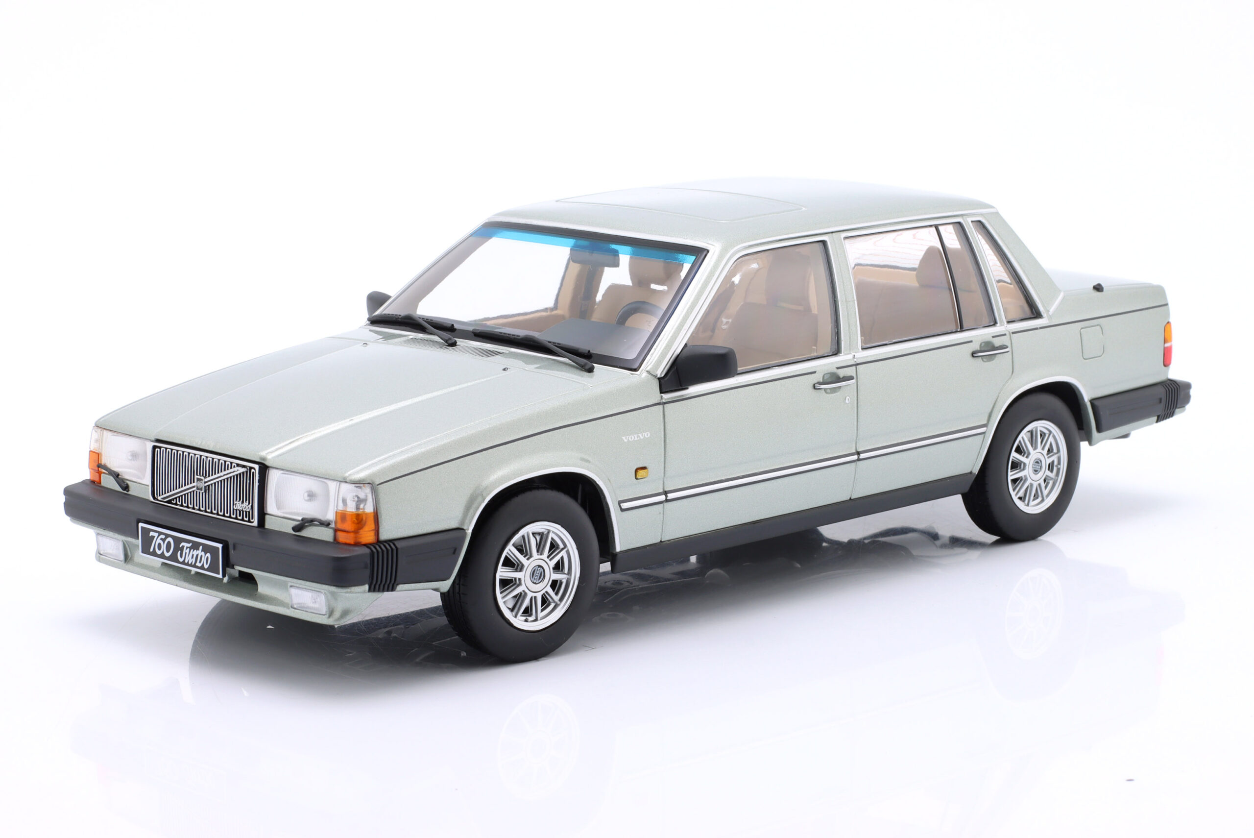 TRIPLE9 VOLVO 760 1985 Light green metallic 1:18 T9-1800531