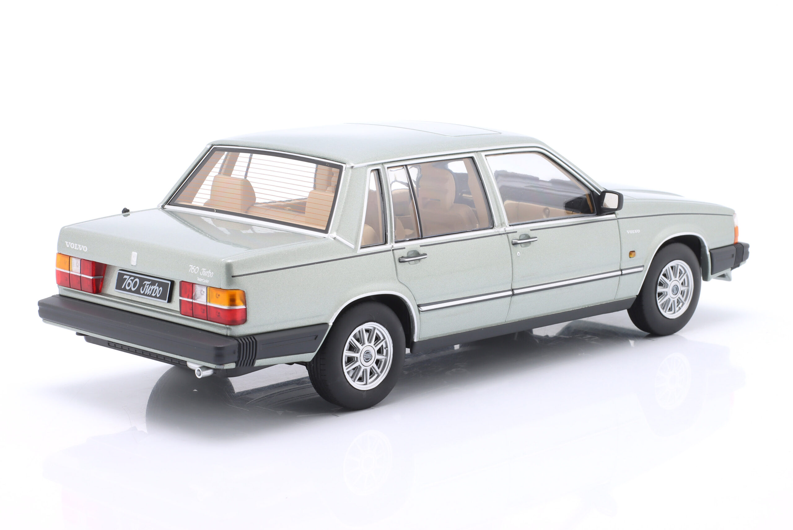 TRIPLE9 VOLVO 760 1985 Light green metallic 1:18 T9-1800531 - obrazek 5