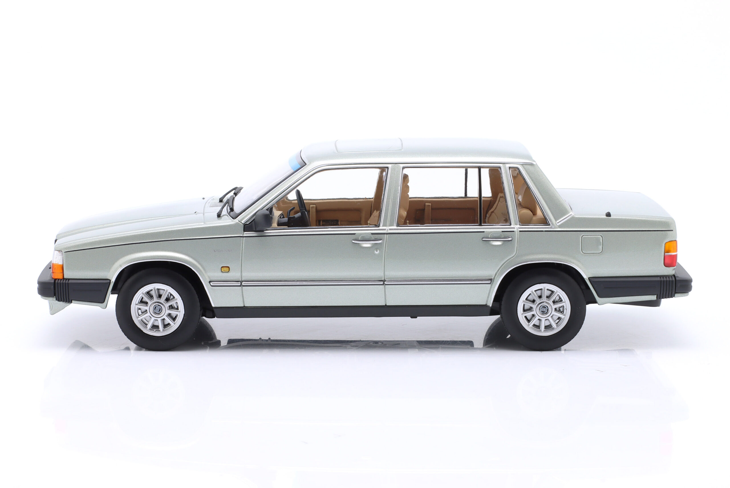 TRIPLE9 VOLVO 760 1985 Light green metallic 1:18 T9-1800531 - obrazek 6