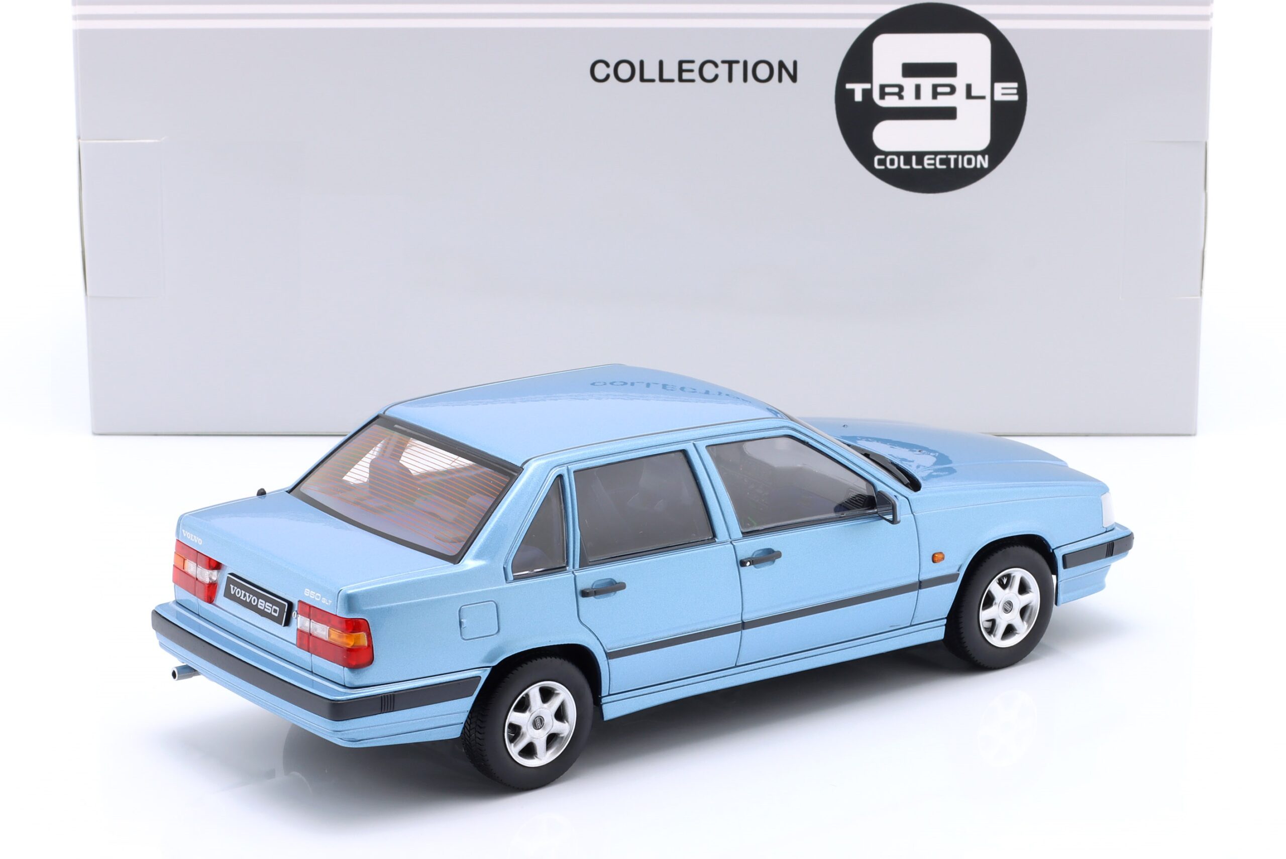 TRIPLE9 VOLVO 850 1993 Light blue metallic 1:18 T9-1800522 - obrazek 3