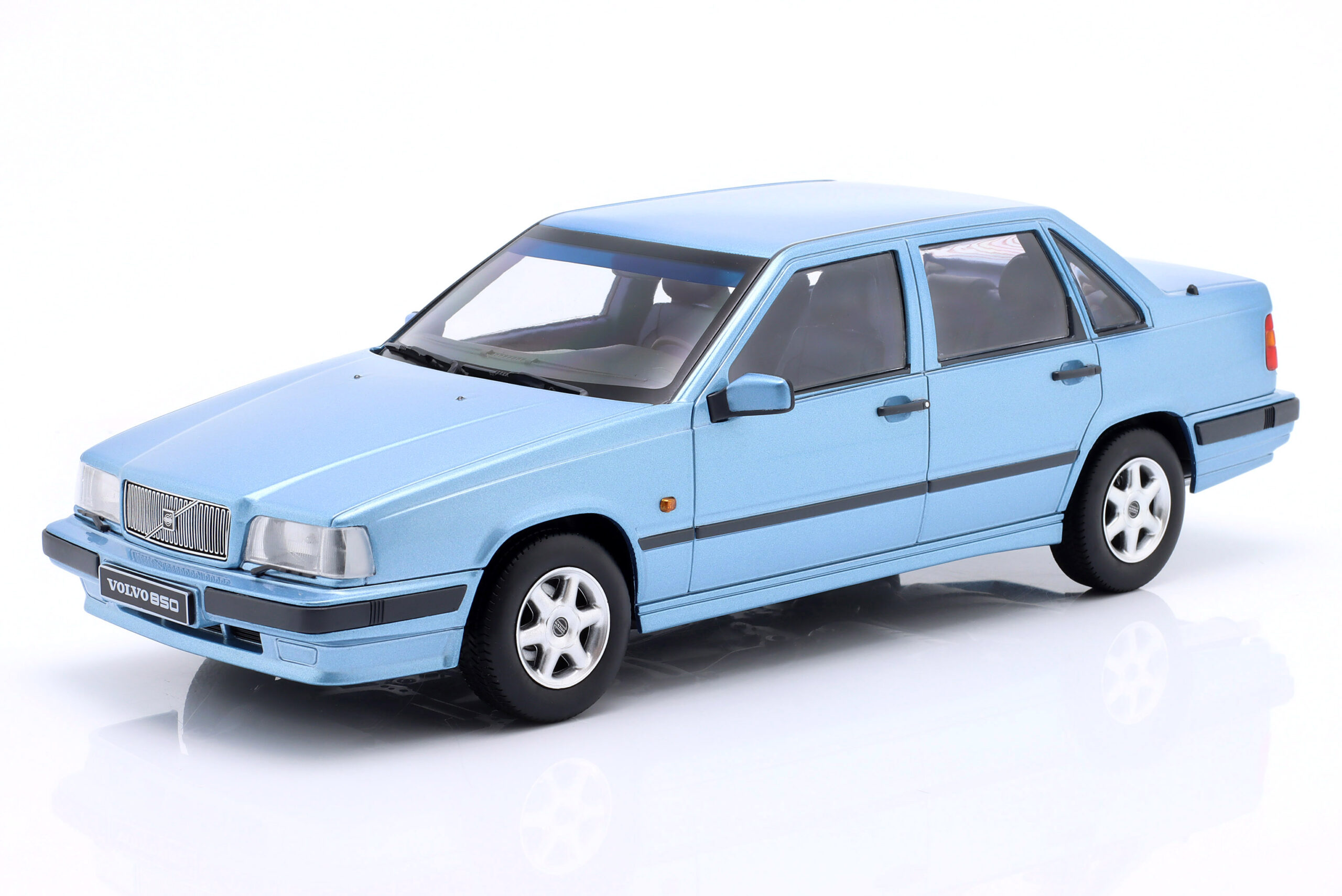 TRIPLE9 VOLVO 850 1993 Light blue metallic 1:18 T9-1800522