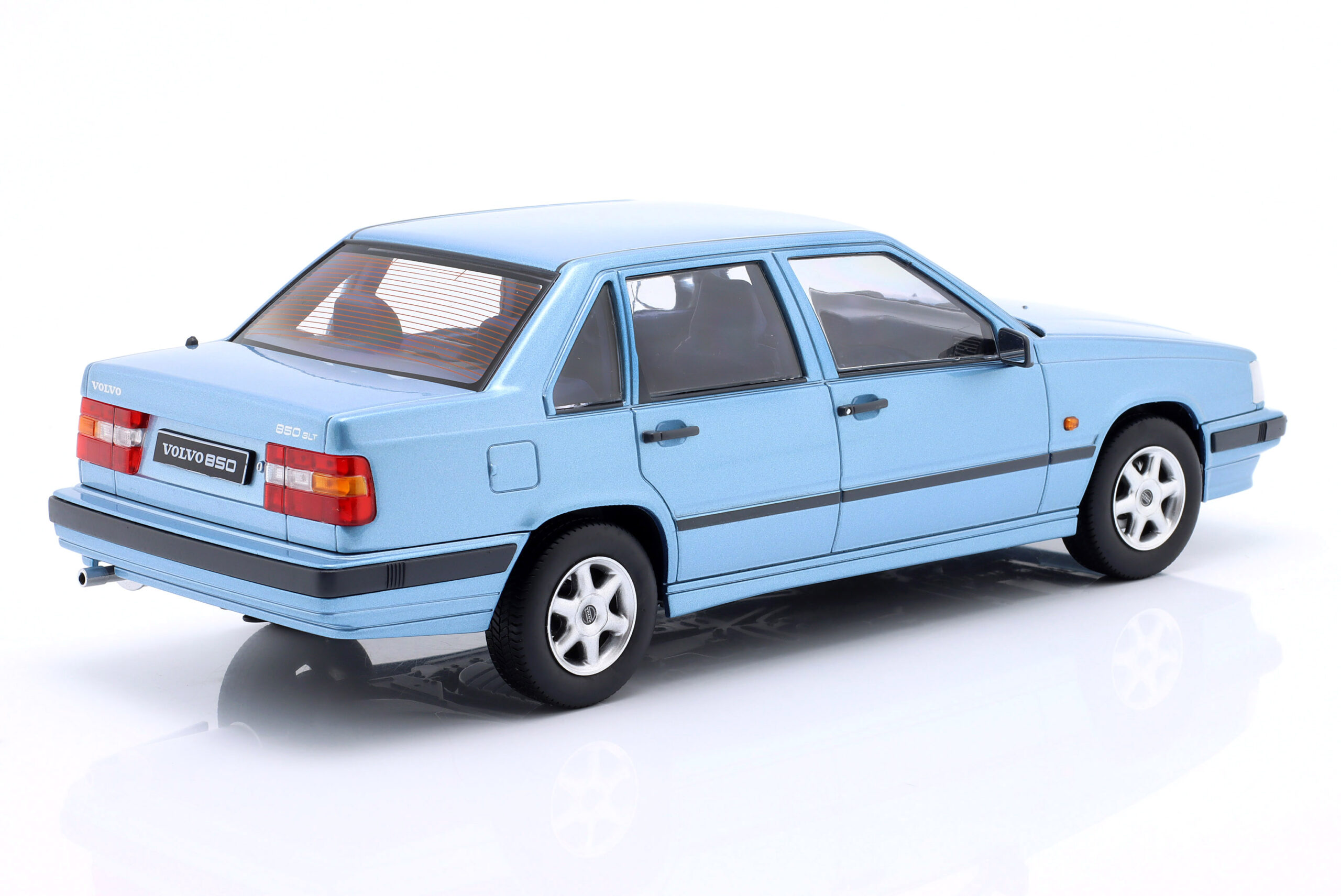 TRIPLE9 VOLVO 850 1993 Light blue metallic 1:18 T9-1800522 - obrazek 5