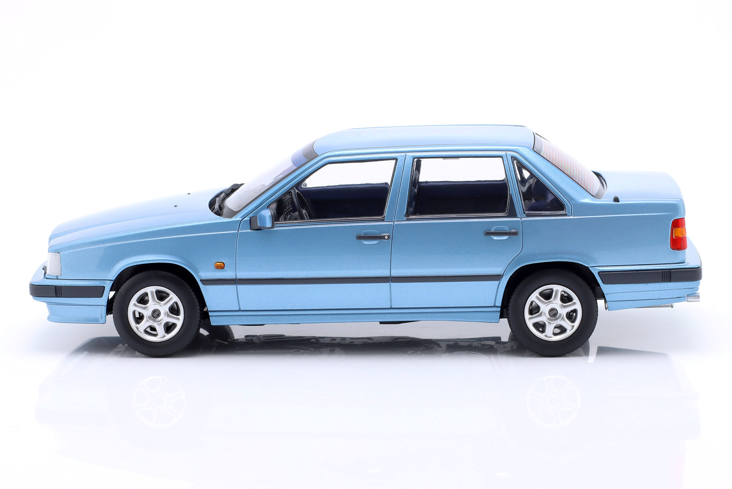 TRIPLE9 VOLVO 850 1993 Light blue metallic 1:18 T9-1800522 - obrazek 6
