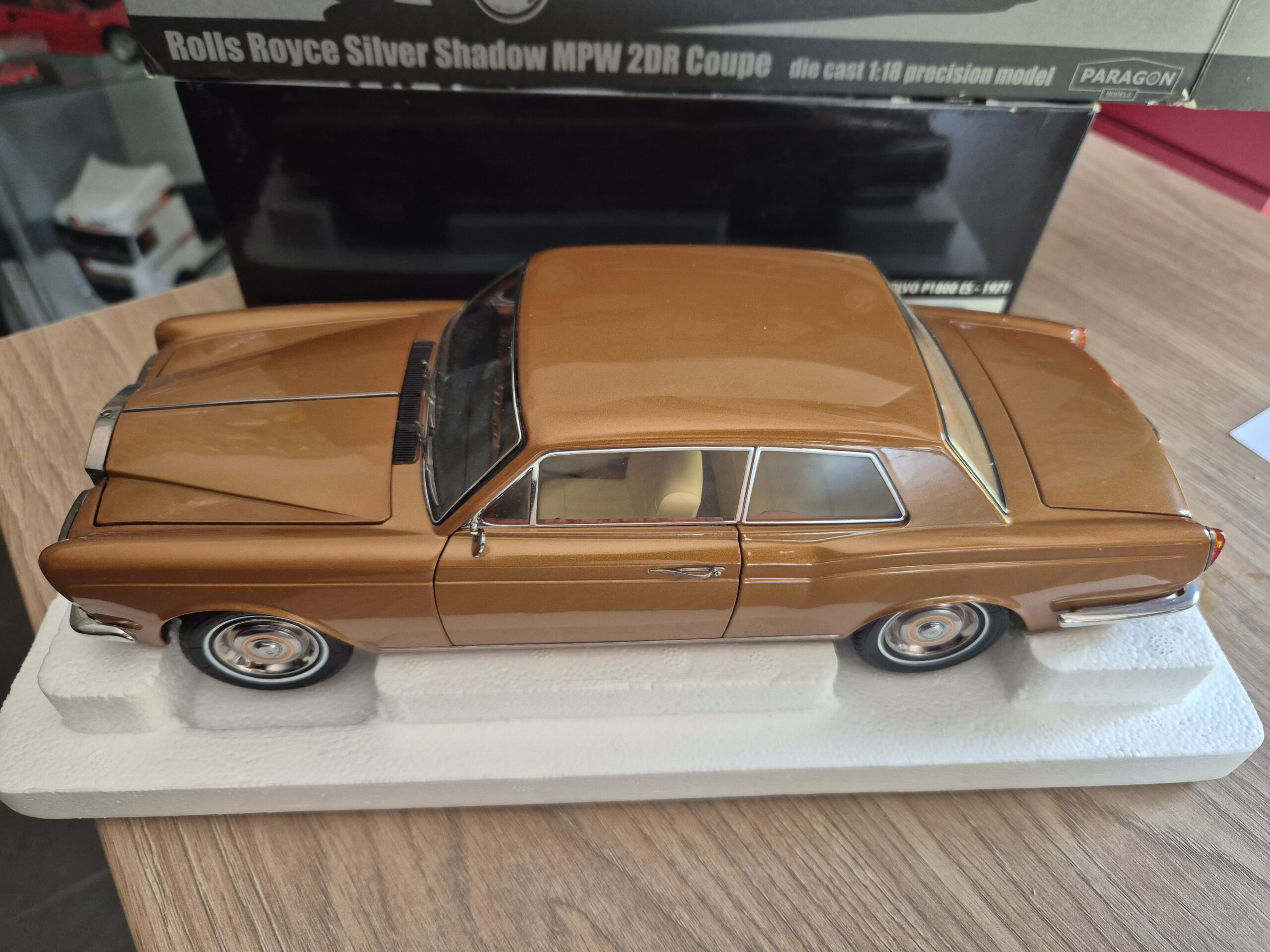 Model Rolls Royce Silver Shadow Burgundy 1/18 z 1968 roku od Paragon pa98205r