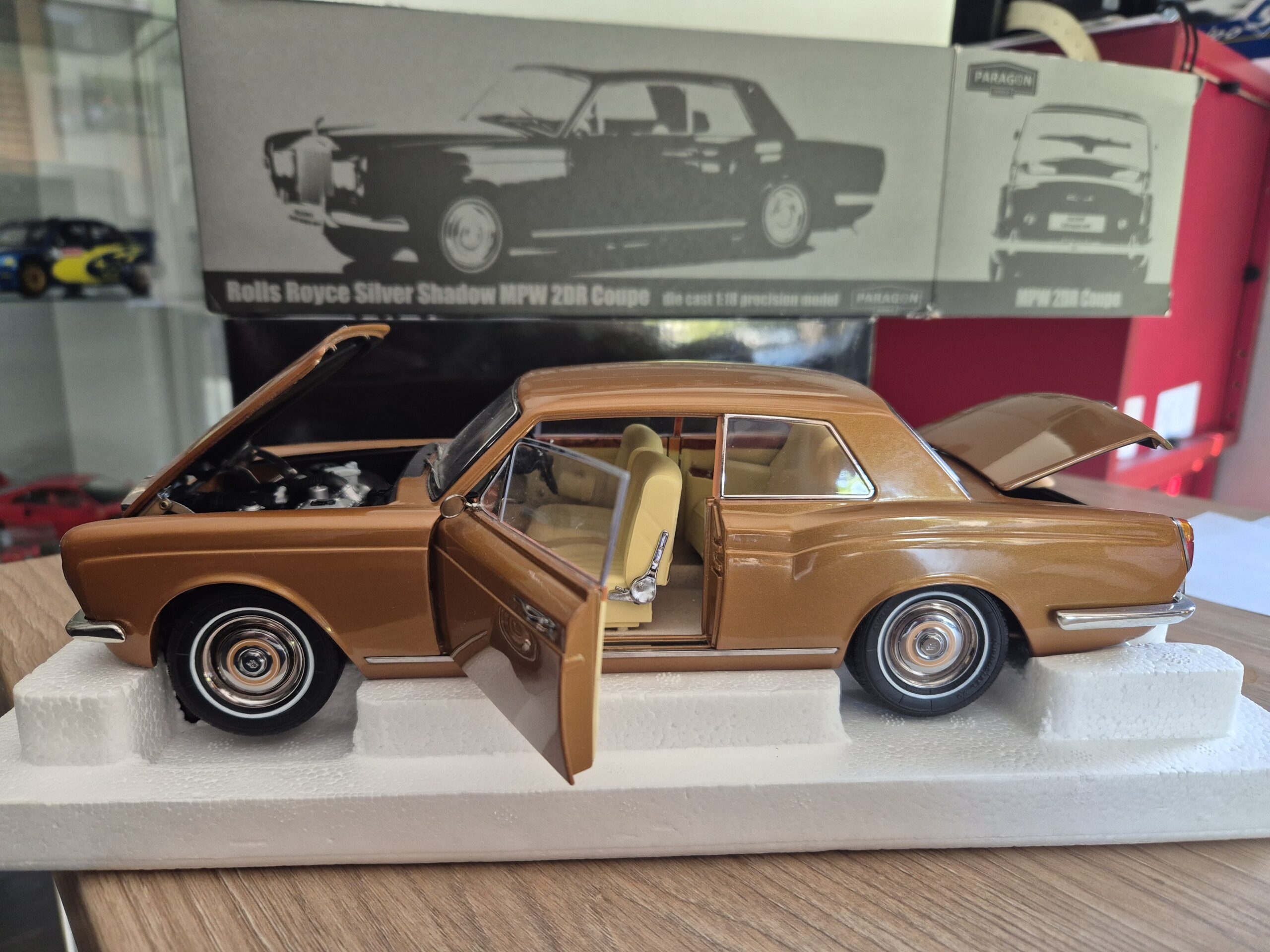 Model Rolls Royce Silver Shadow Burgundy 1/18 z 1968 roku od Paragon pa98205r - obrazek 3