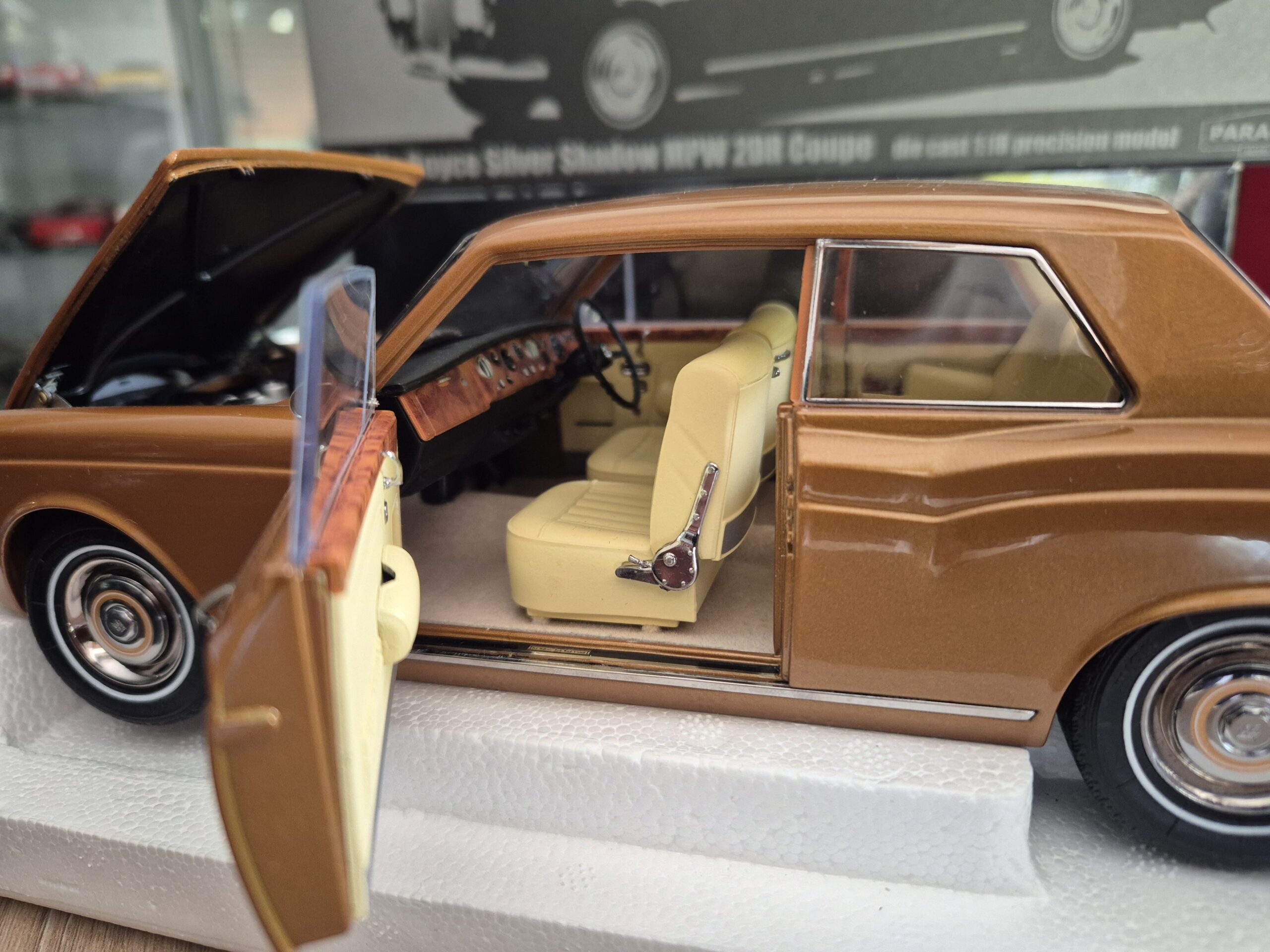 Model Rolls Royce Silver Shadow Burgundy 1/18 z 1968 roku od Paragon pa98205r - obrazek 4