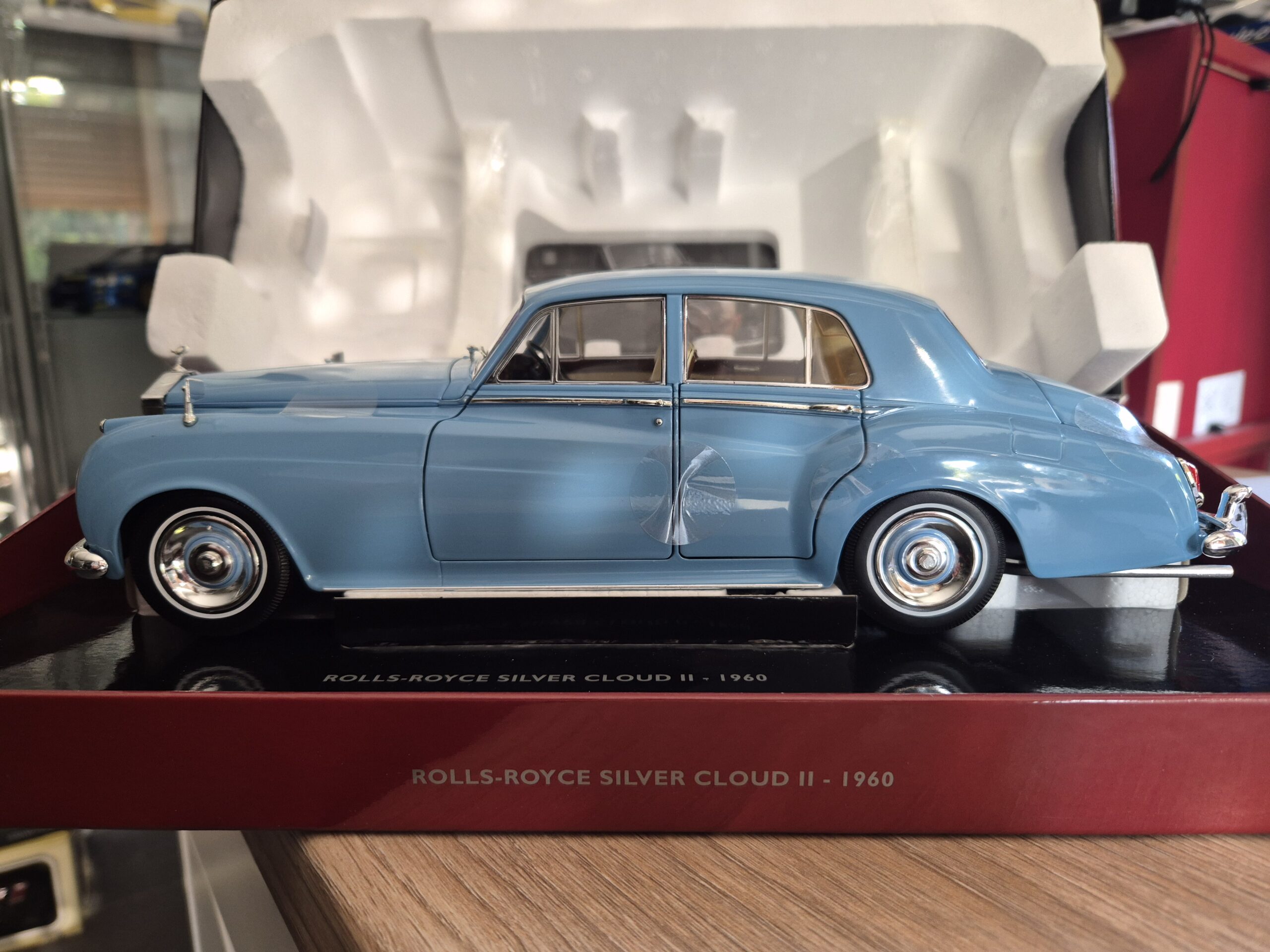 minichamps 100134904 Rolls Royce Silver Cloud II 1960 1/18 Błekitny - obrazek 3