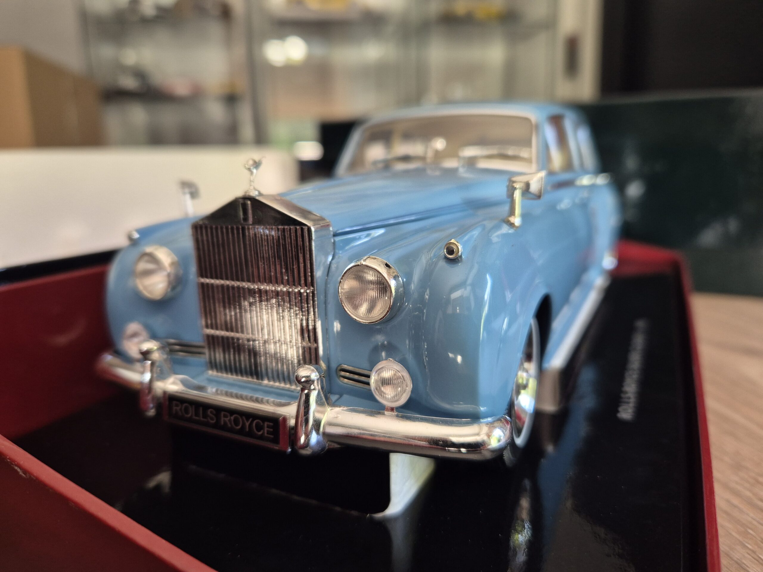 minichamps 100134904 Rolls Royce Silver Cloud II 1960 1/18 Błekitny - obrazek 4