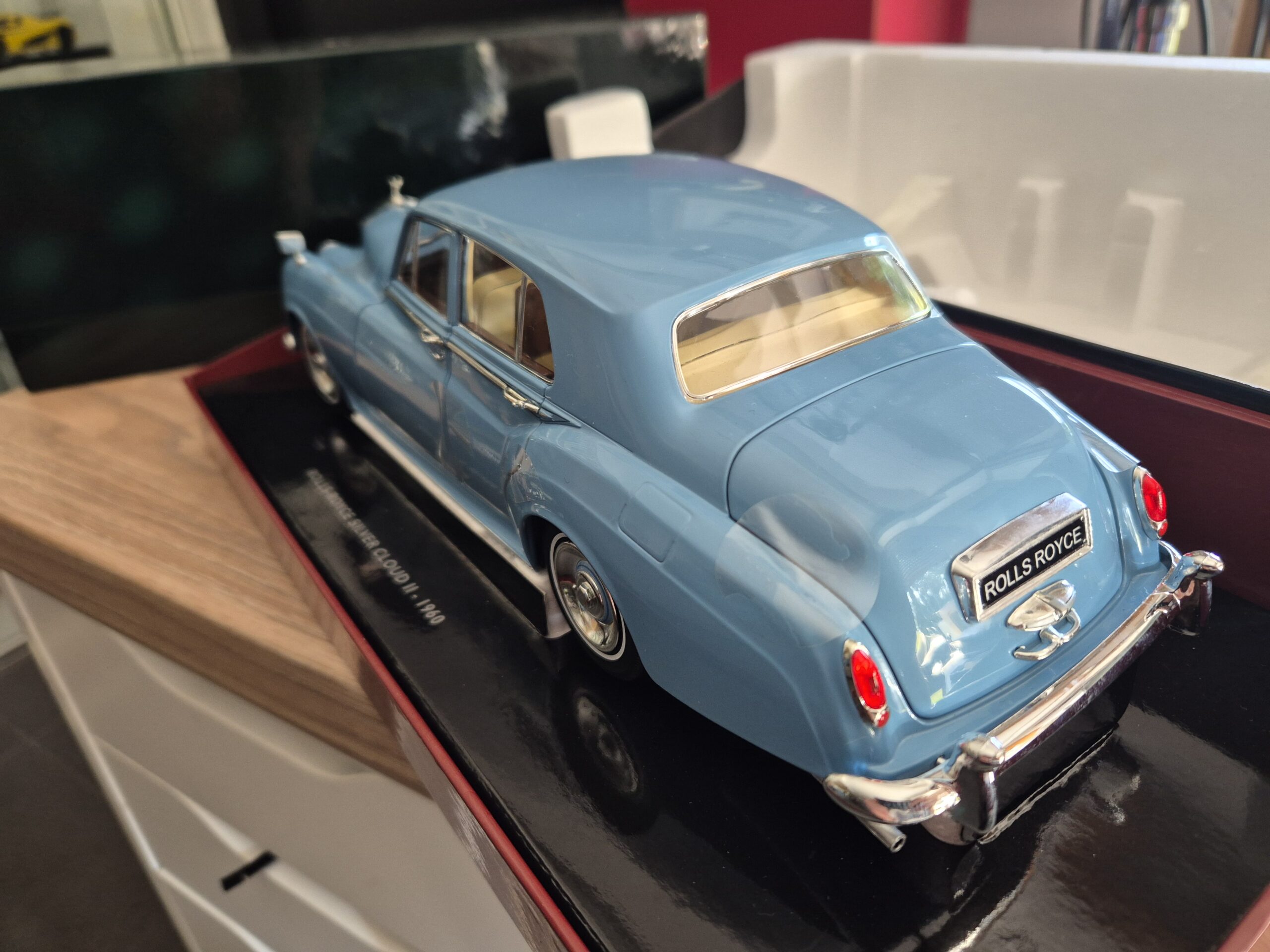 minichamps 100134904 Rolls Royce Silver Cloud II 1960 1/18 Błekitny - obrazek 5