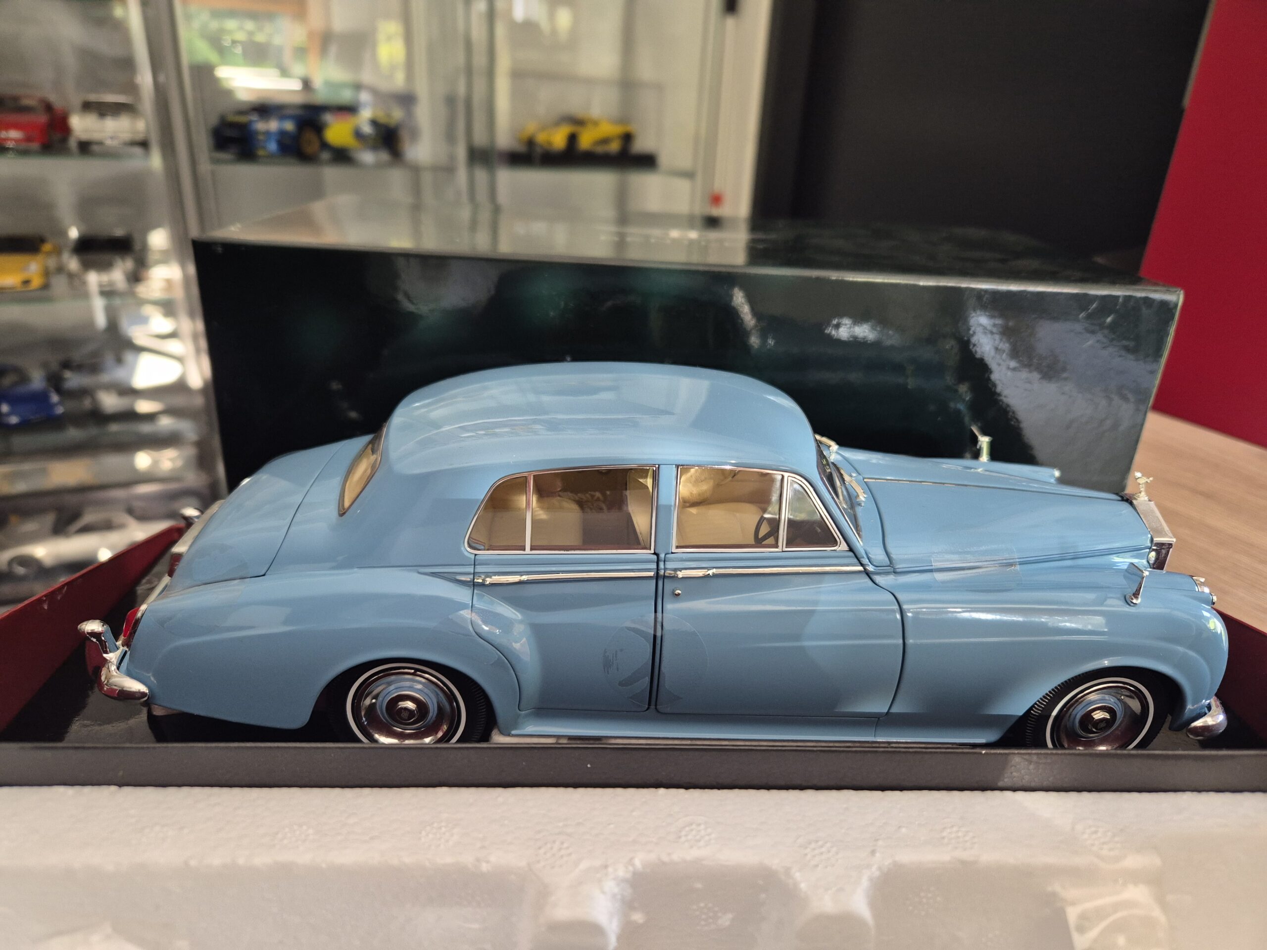minichamps 100134904 Rolls Royce Silver Cloud II 1960 1/18 Błekitny - obrazek 6