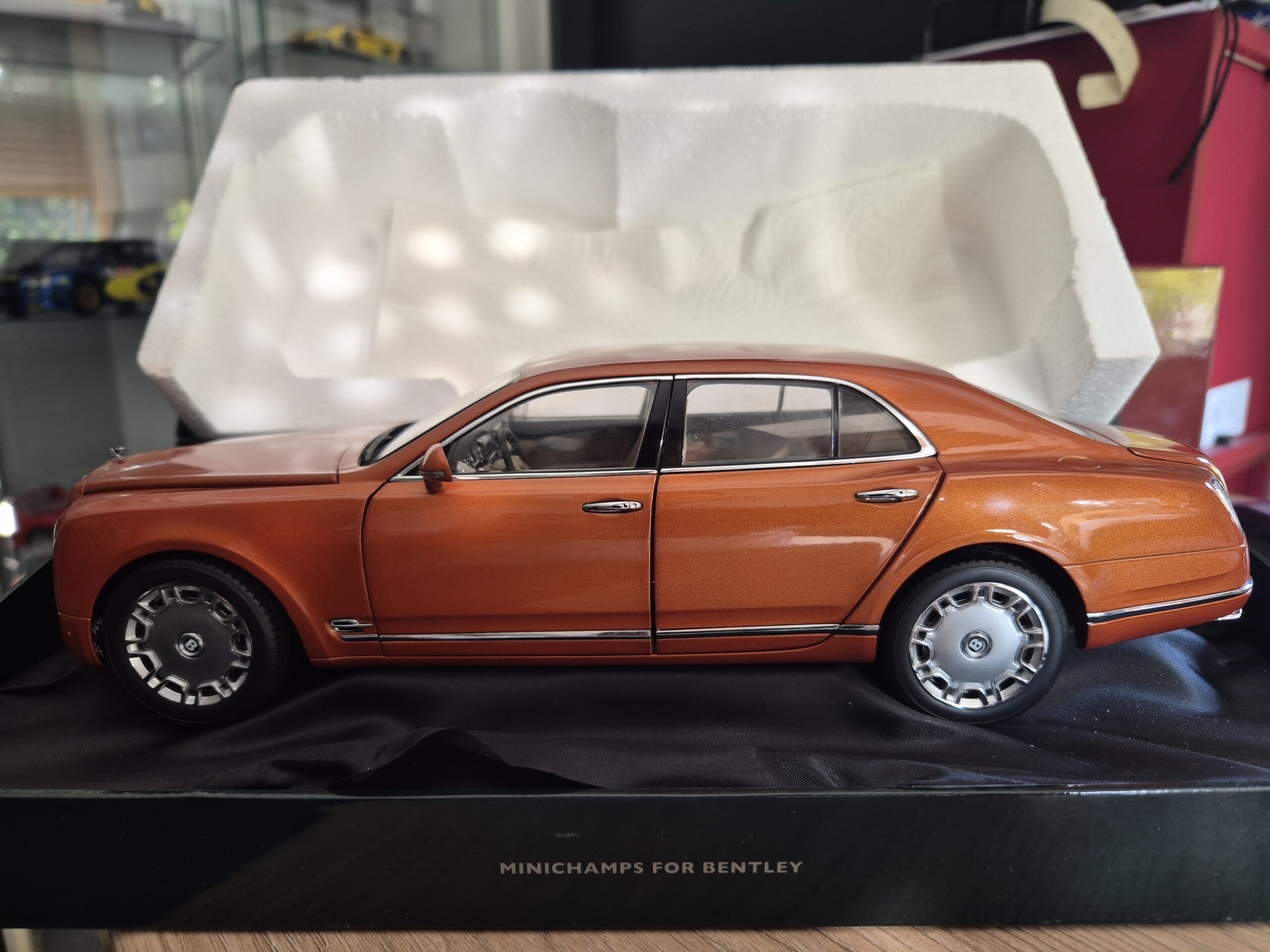 100139902 Minichamps Bentley Mulsanne Pomarańczowy 1:18