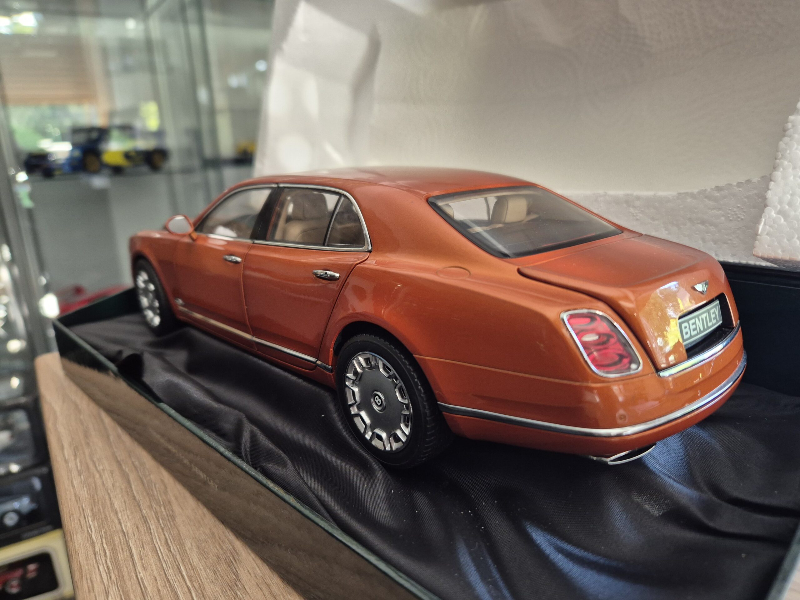 100139902 Minichamps Bentley Mulsanne Pomarańczowy 1:18 - obrazek 4