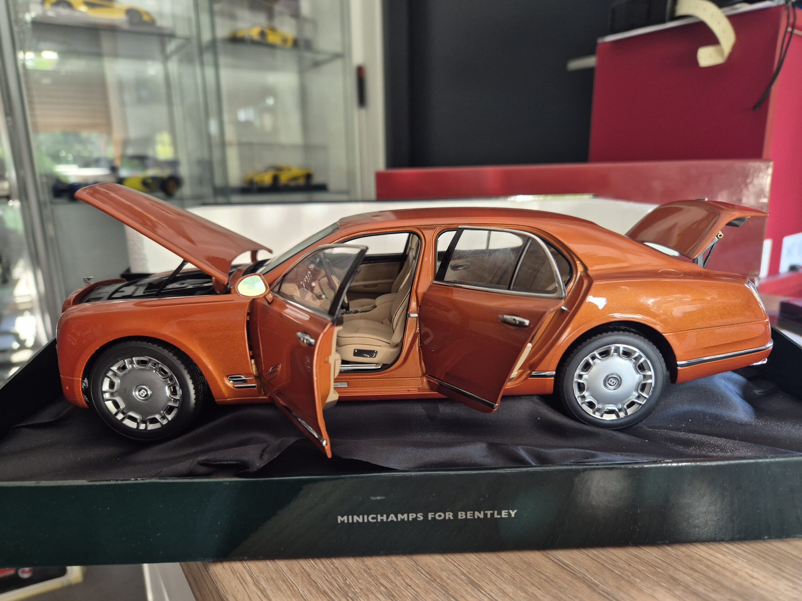 100139902 Minichamps Bentley Mulsanne Pomarańczowy 1:18 - obrazek 5