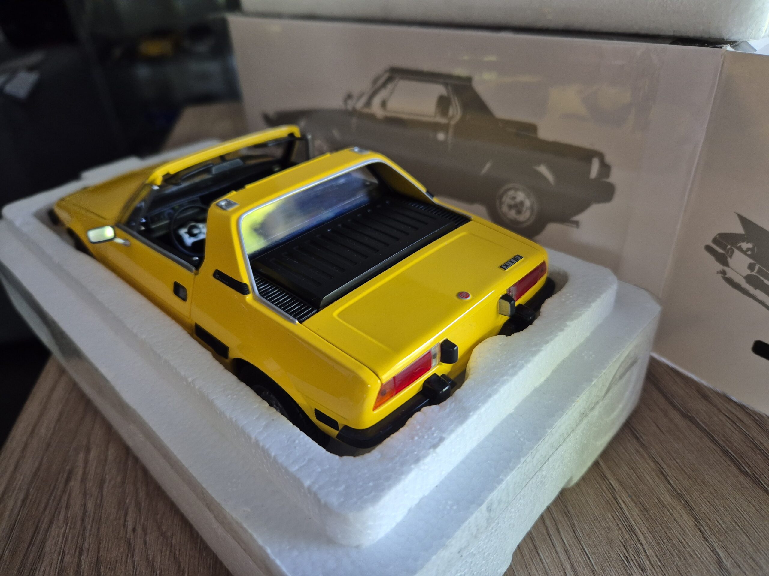 MINICHAMPS 100121664 FIAT X1/9 1974 Yellow ŻÓŁTY 1/18 SKALA - obrazek 6