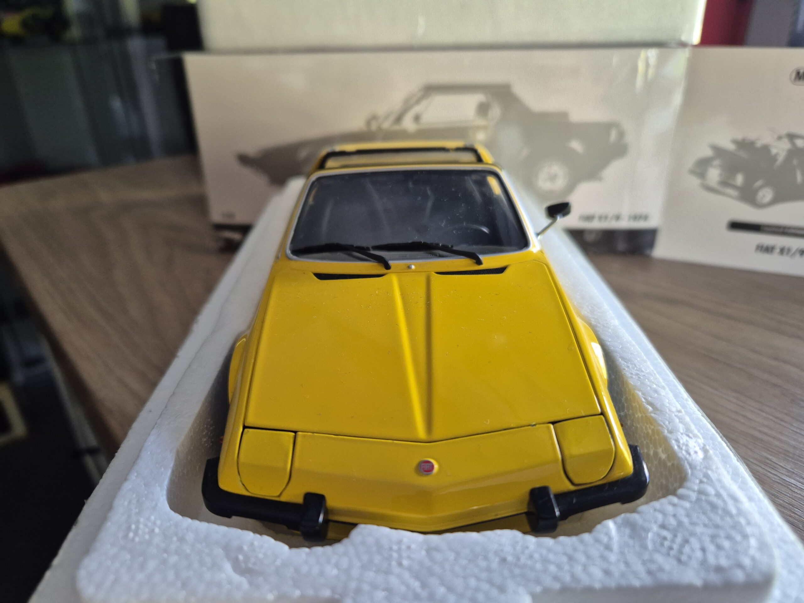 MINICHAMPS 100121664 FIAT X1/9 1974 Yellow ŻÓŁTY 1/18 SKALA - obrazek 2