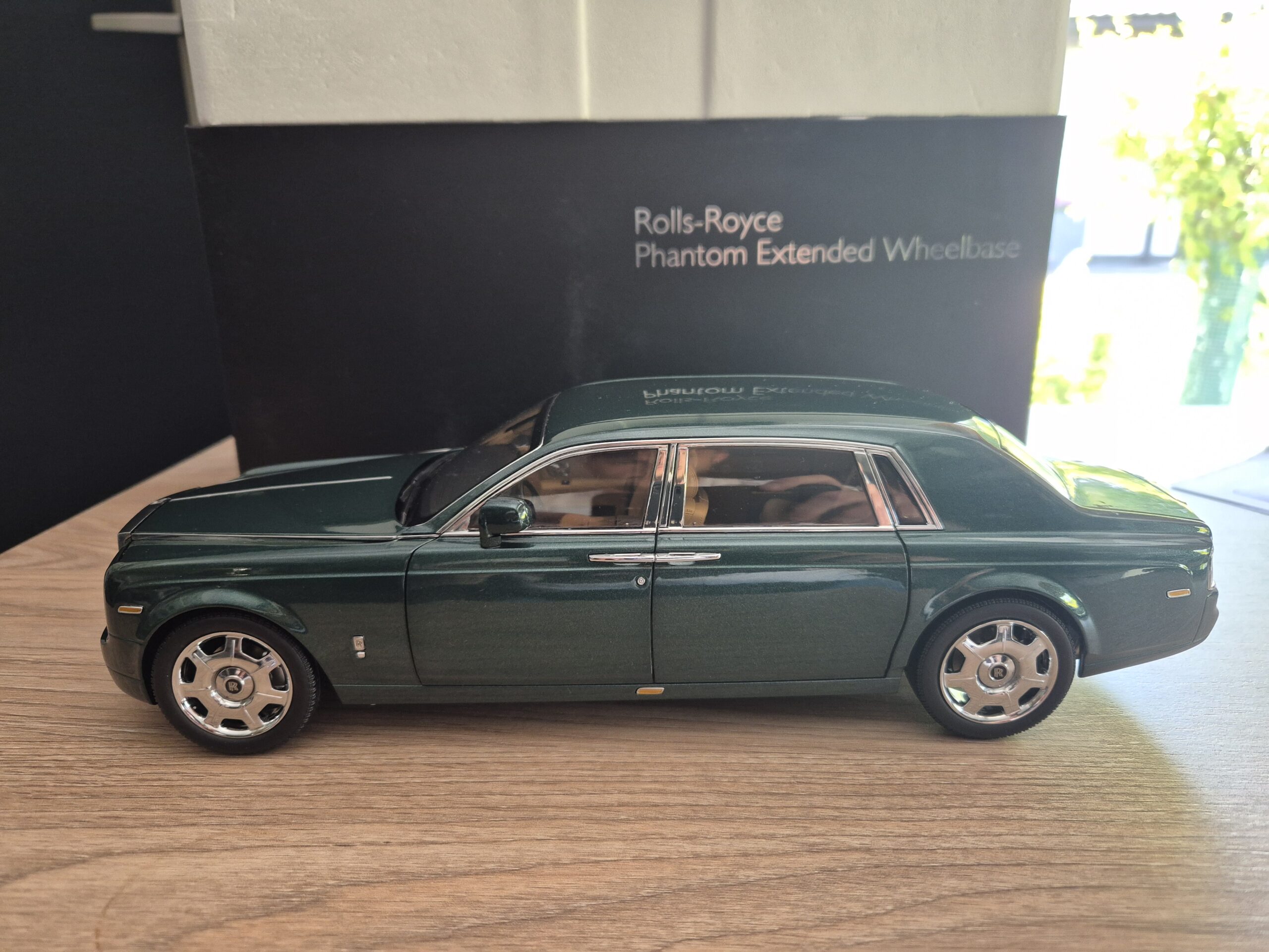 ROLLS ROYCE PHANTOM Z WYDŁUŻONYM ROZSTAWEM OSI 1/18 KYOSHO 08841BG