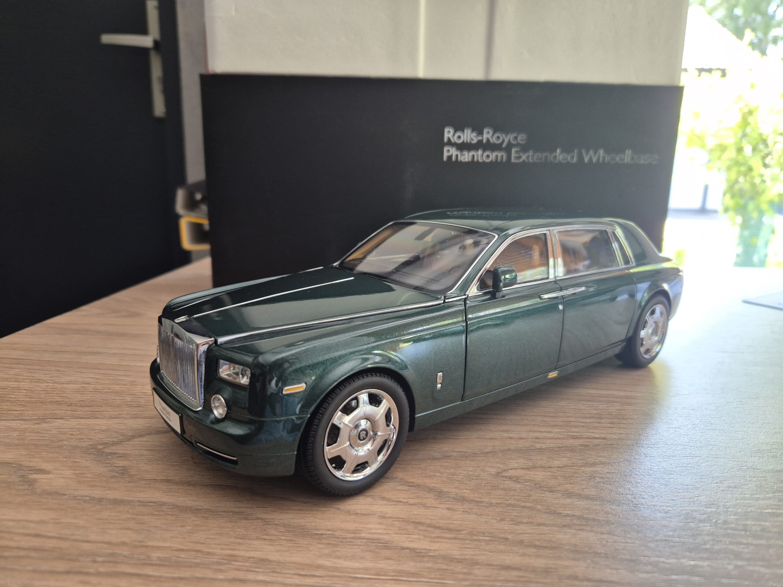 ROLLS ROYCE PHANTOM Z WYDŁUŻONYM ROZSTAWEM OSI 1/18 KYOSHO 08841BG - obrazek 3