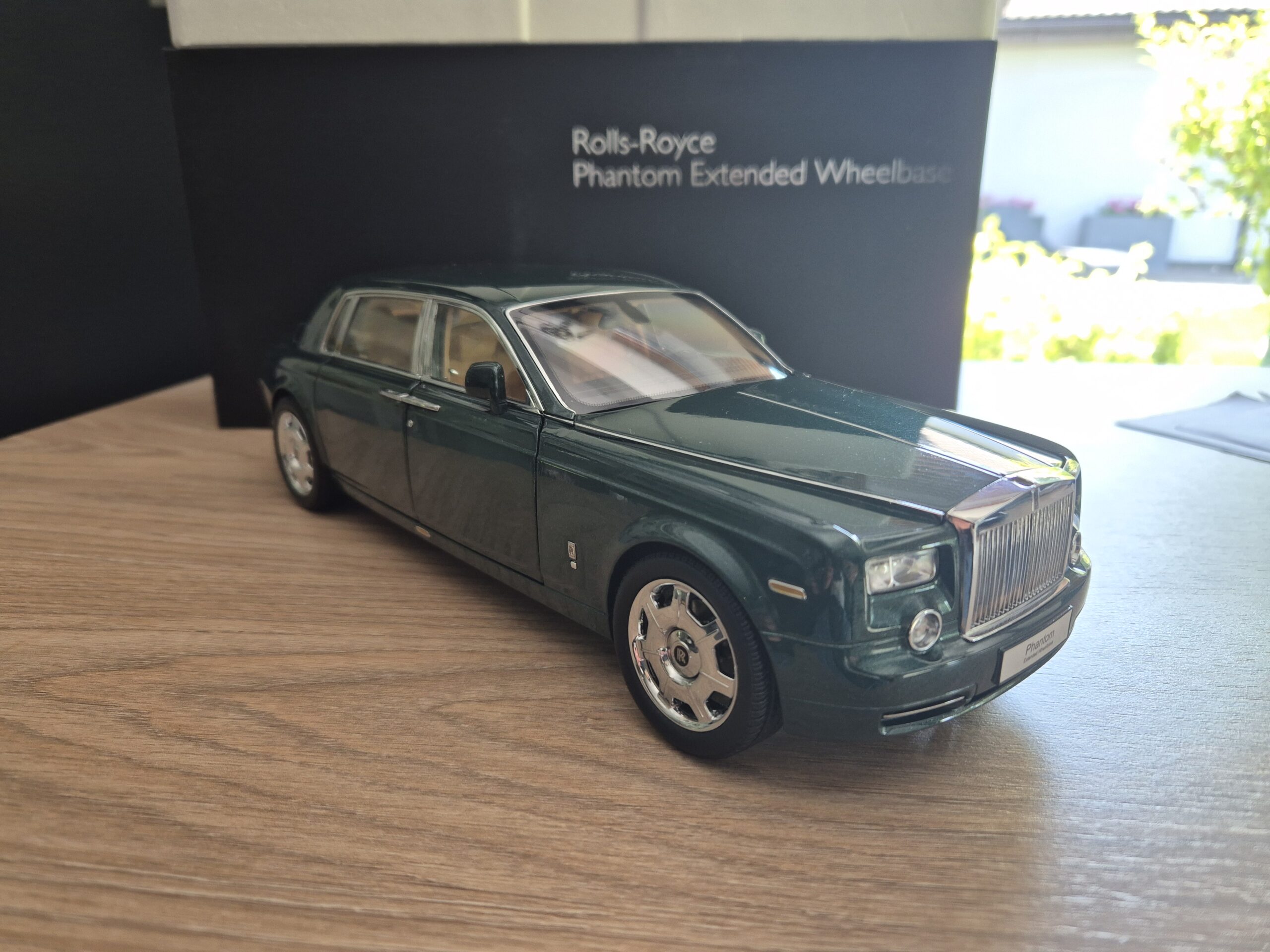 ROLLS ROYCE PHANTOM Z WYDŁUŻONYM ROZSTAWEM OSI 1/18 KYOSHO 08841BG - obrazek 4