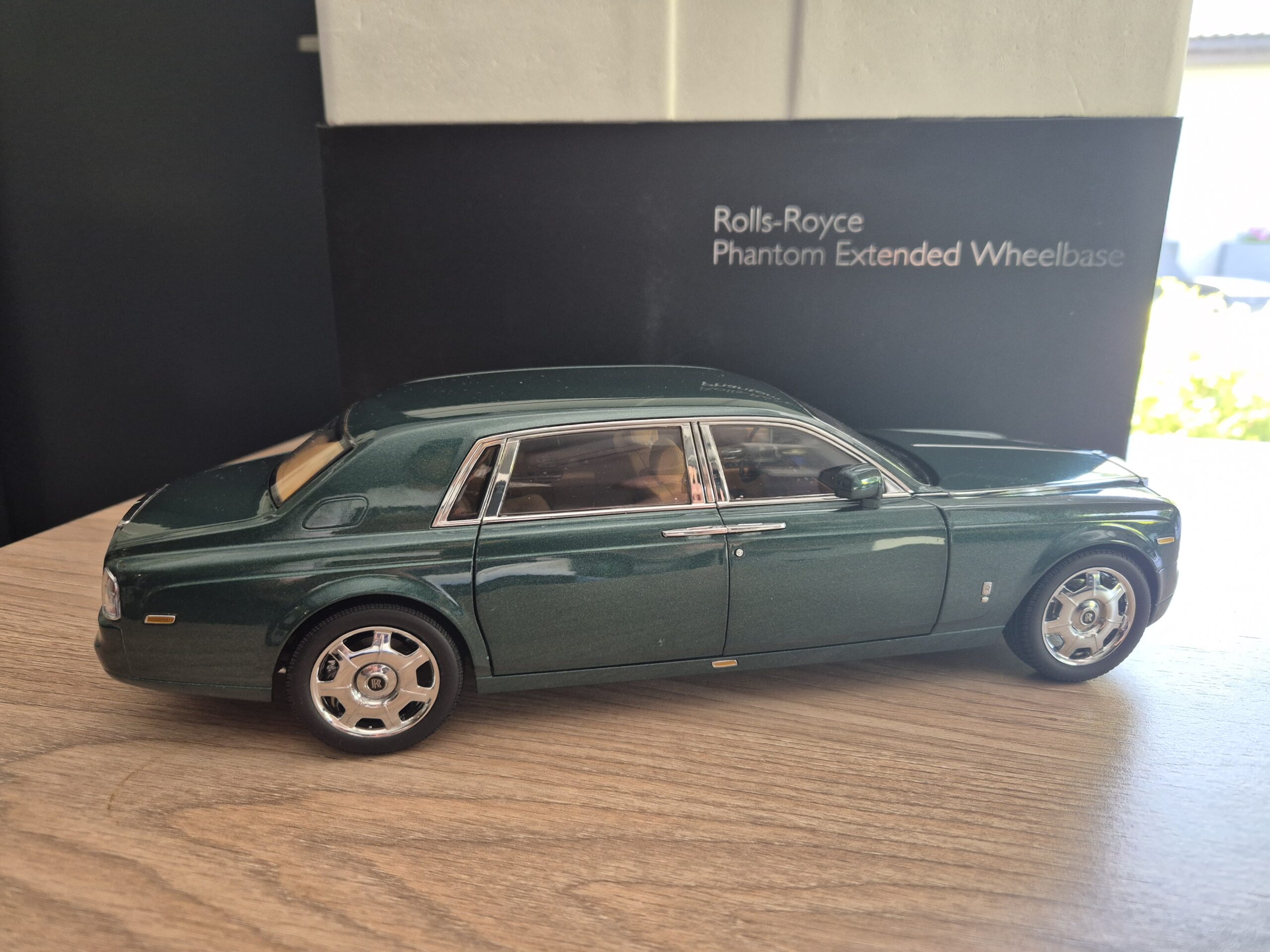 ROLLS ROYCE PHANTOM Z WYDŁUŻONYM ROZSTAWEM OSI 1/18 KYOSHO 08841BG - obrazek 5