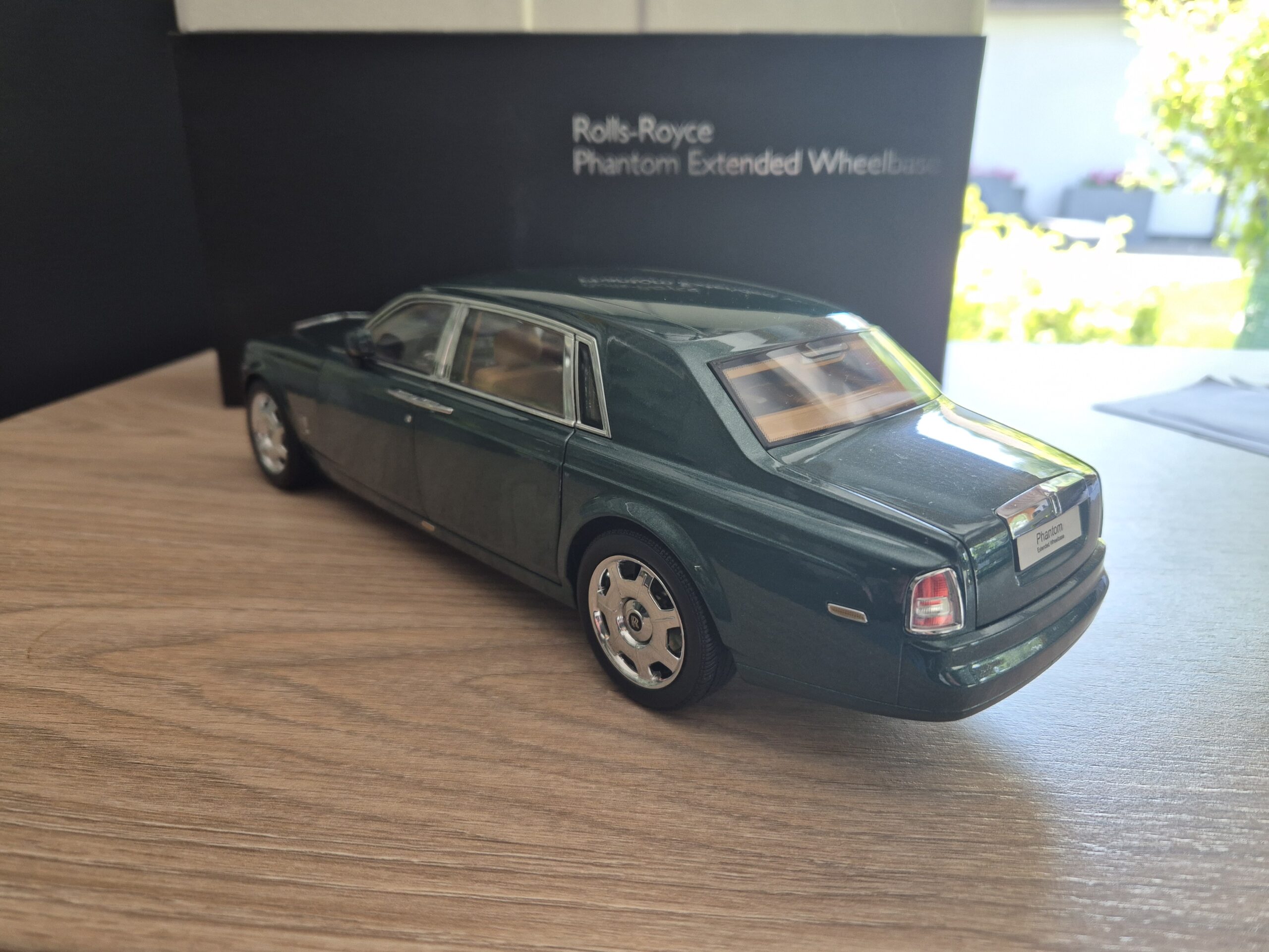 ROLLS ROYCE PHANTOM Z WYDŁUŻONYM ROZSTAWEM OSI 1/18 KYOSHO 08841BG - obrazek 6