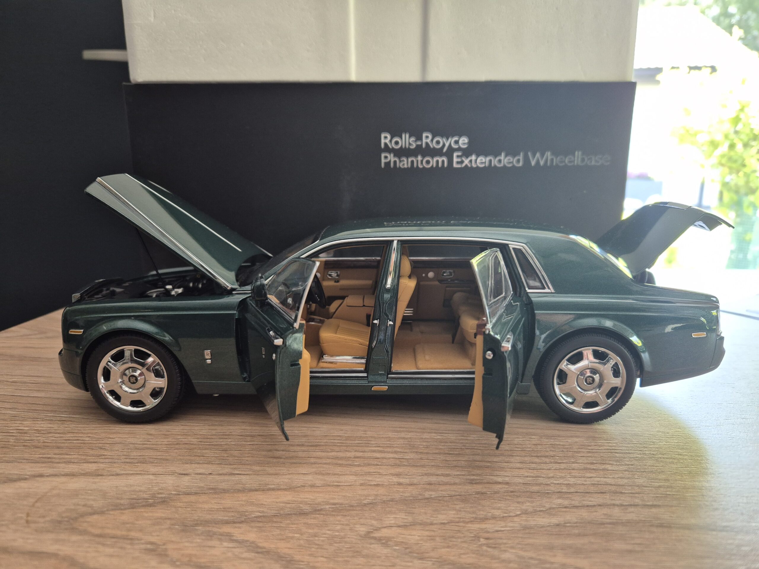 ROLLS ROYCE PHANTOM Z WYDŁUŻONYM ROZSTAWEM OSI 1/18 KYOSHO 08841BG - obrazek 7