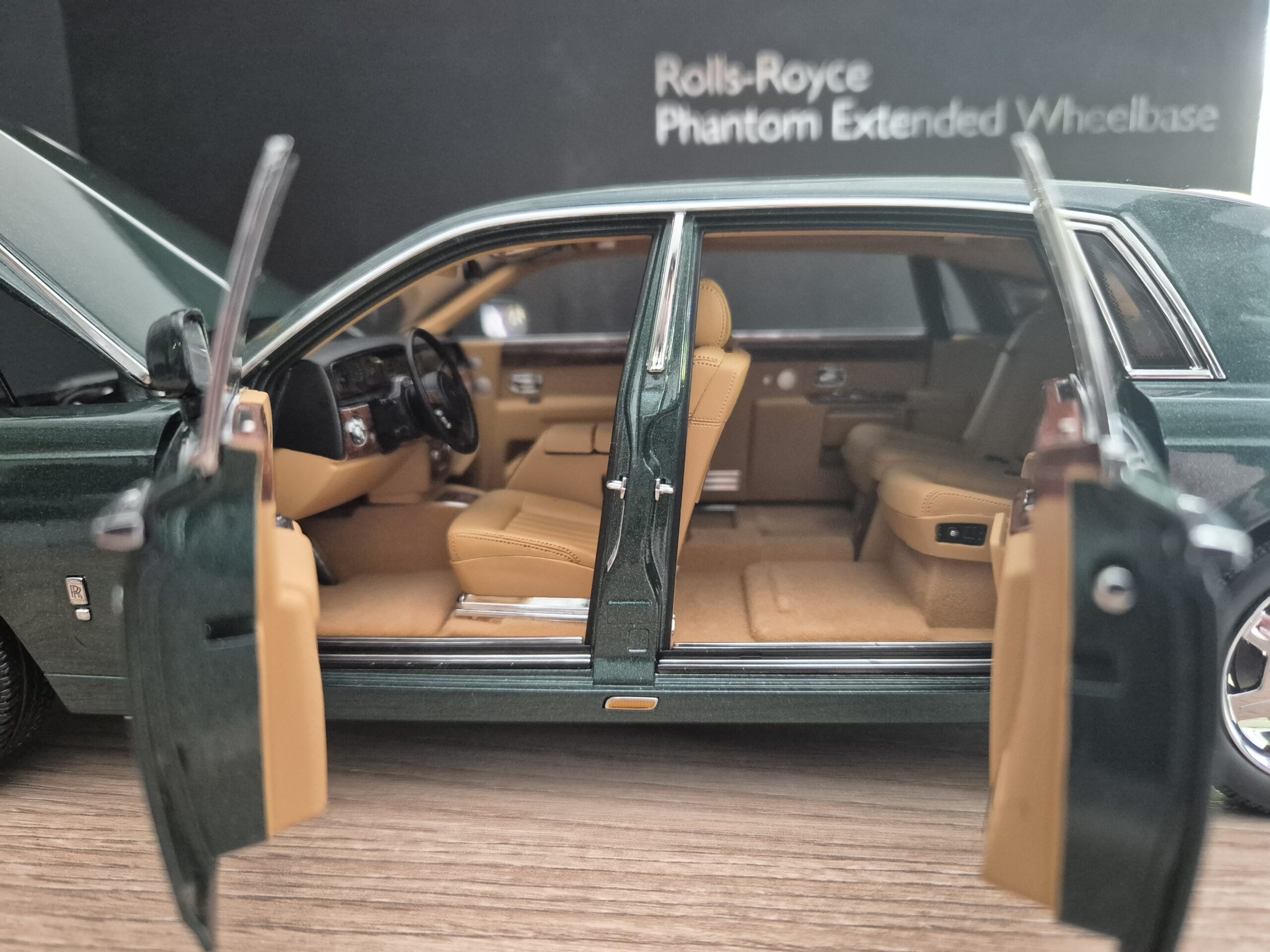 ROLLS ROYCE PHANTOM Z WYDŁUŻONYM ROZSTAWEM OSI 1/18 KYOSHO 08841BG - obrazek 8