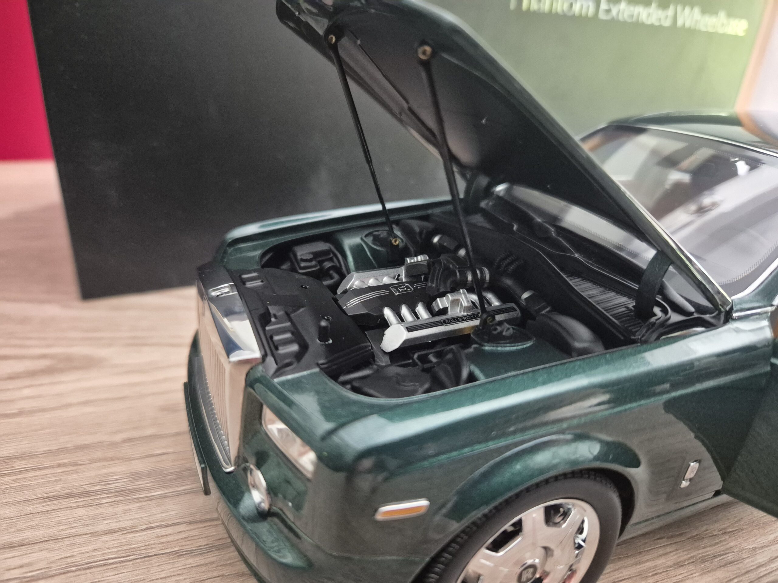 ROLLS ROYCE PHANTOM Z WYDŁUŻONYM ROZSTAWEM OSI 1/18 KYOSHO 08841BG - obrazek 9