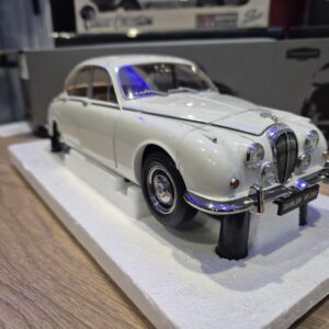 1:18 Paragon Daimler 250 V8 LHD English white 1967 PA 98313R 21087