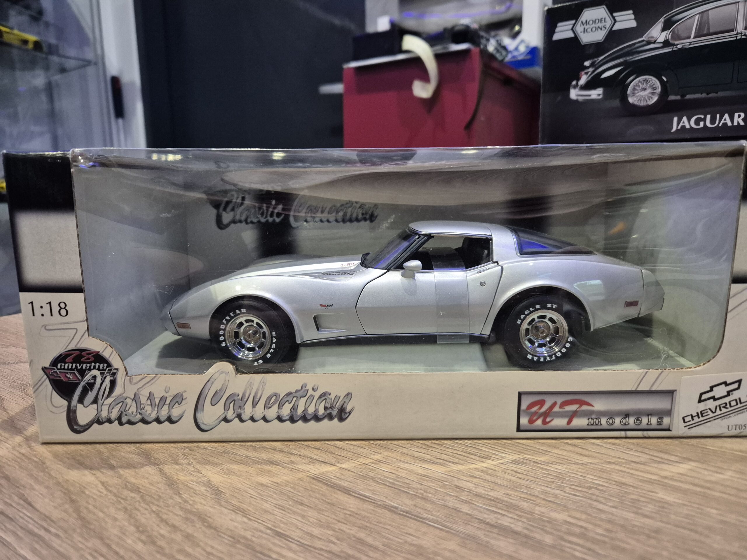 Chevrolet Corvette C3 Coupe Silver SREBRNY UT Models 1/18 21072